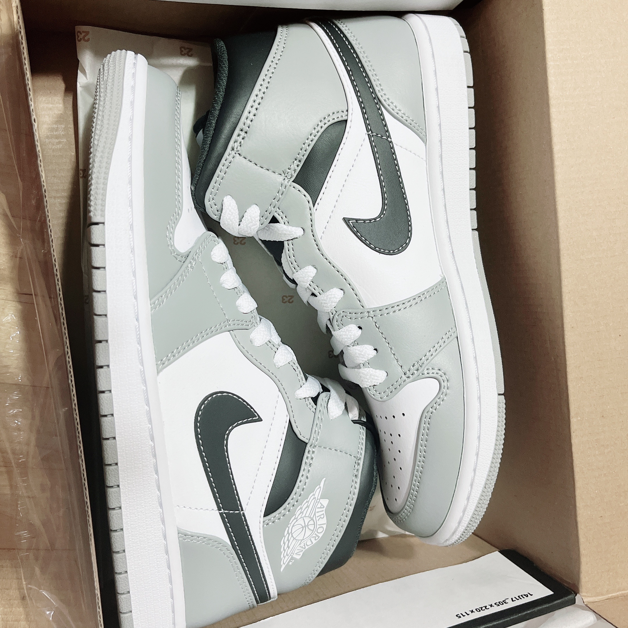 Jordan 1 Mid Light Smoke Grey Anthracite 착용 스타일 - 2