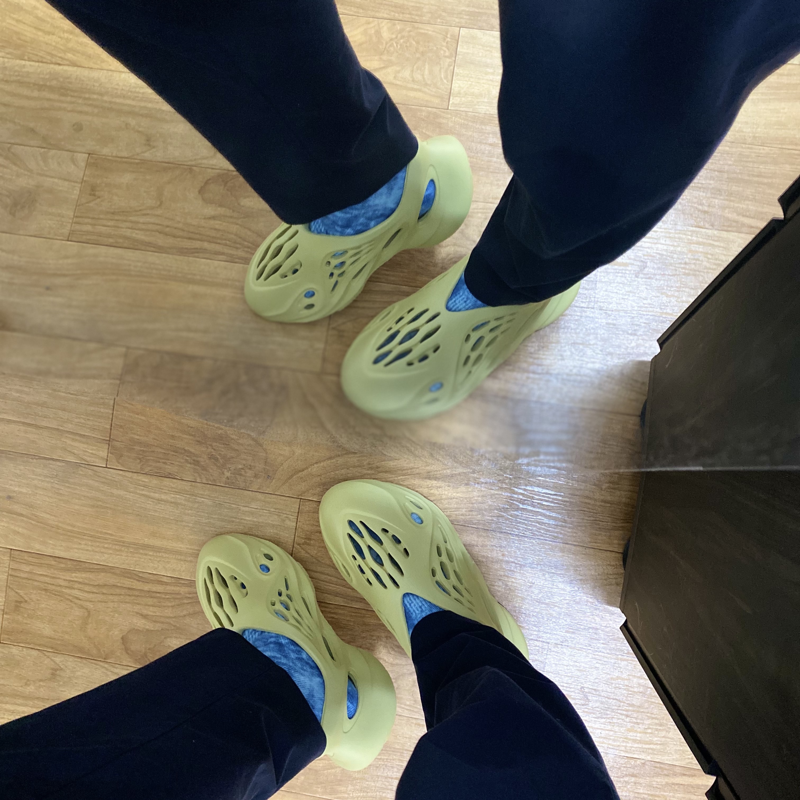 Adidas Yeezy Foam RNNR Sulfur 착용 스타일 - 5