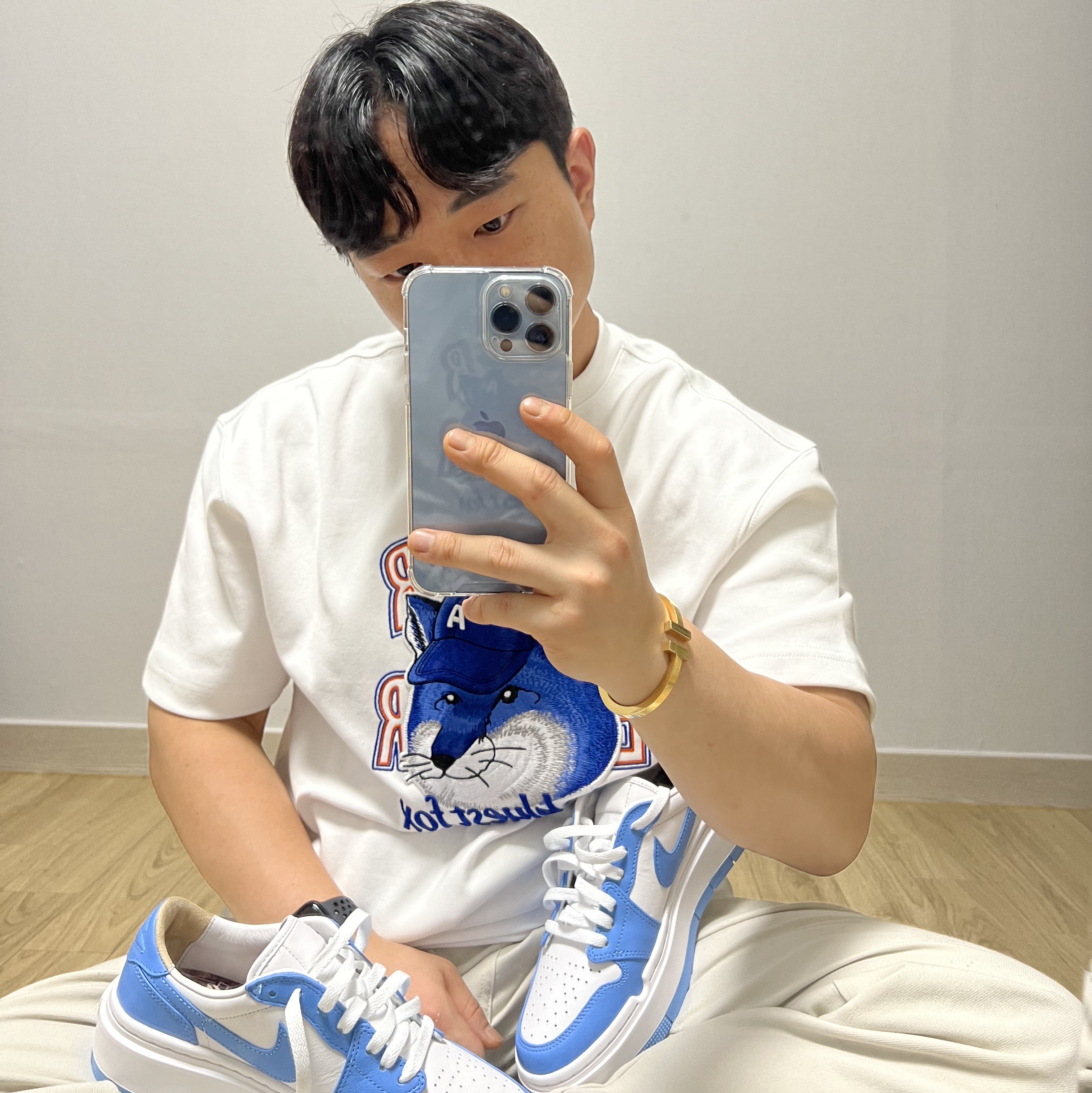 (W) Jordan 1 Elevate Low SE University Blue, Maison Kitsune x Ader Error The Bluest Fox T-Shirt White 착용 스타일