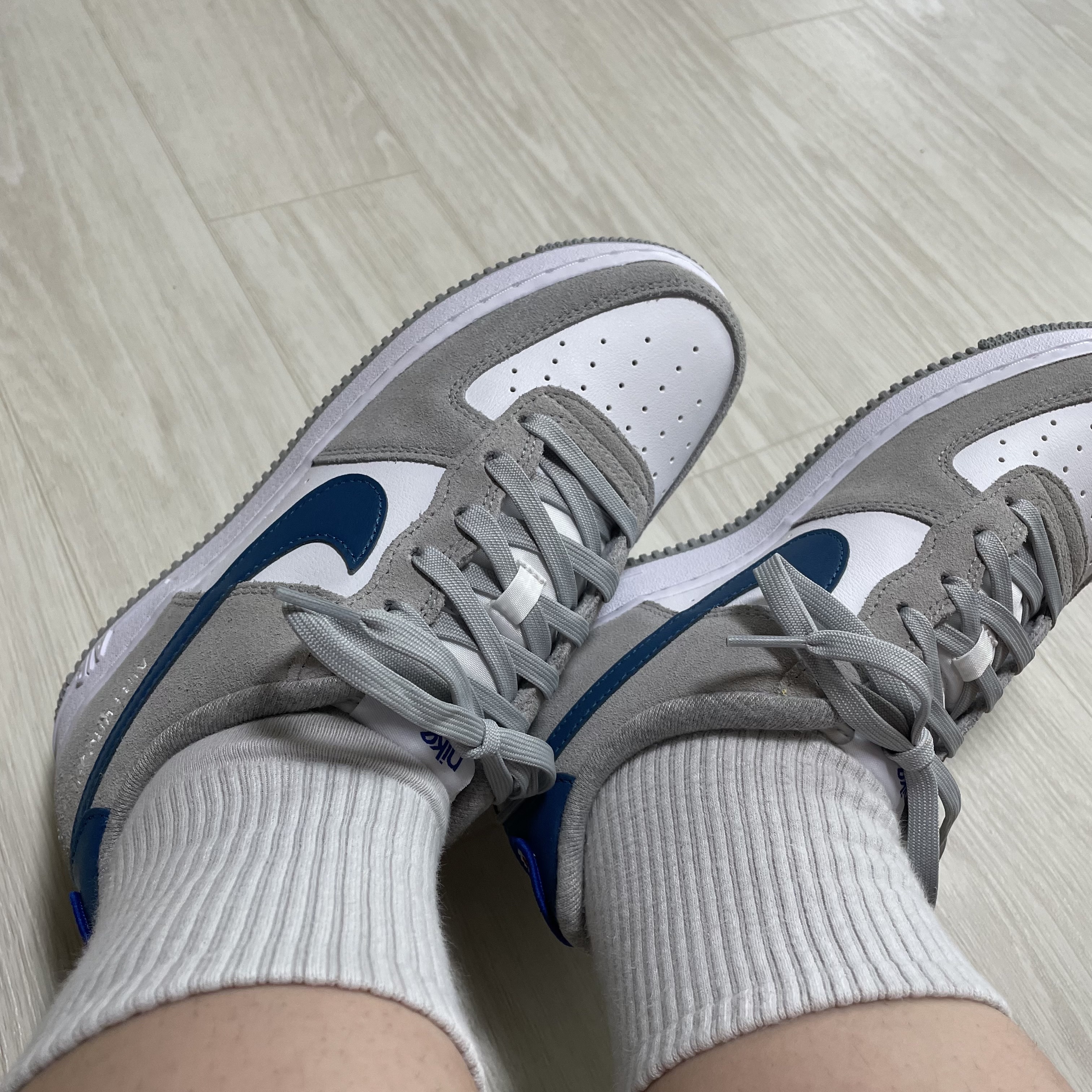 (GS) Nike Air Force 1 LV8 Athletic Club Light Smoke Grey Marina 착용 스타일 - 3