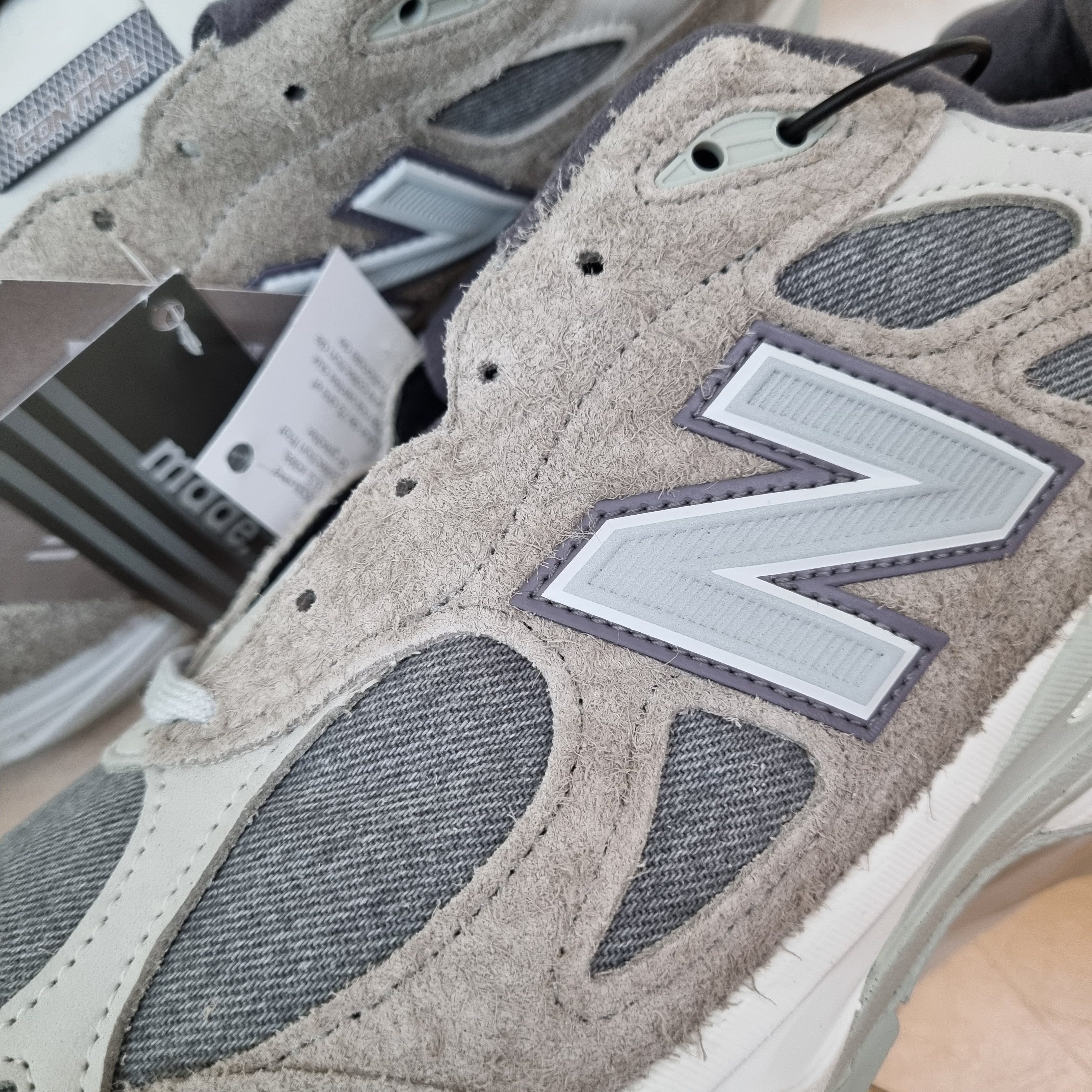 New Balance x Levi's 990v3 Grey (Levi's Tag) 착용 스타일 - 2
