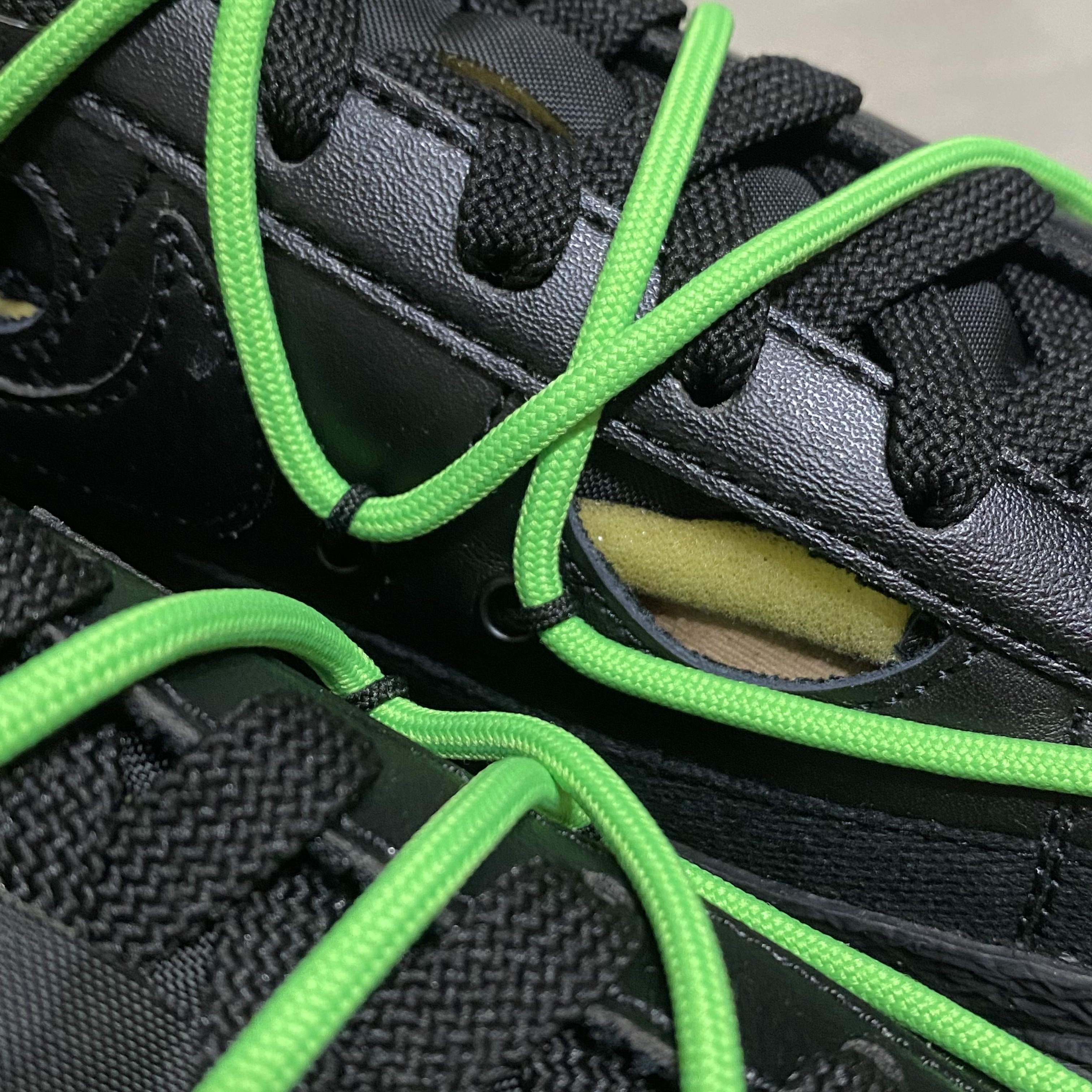Nike x Off-White Blazer Low '77 Black and Electro Green 착용 스타일 - 3