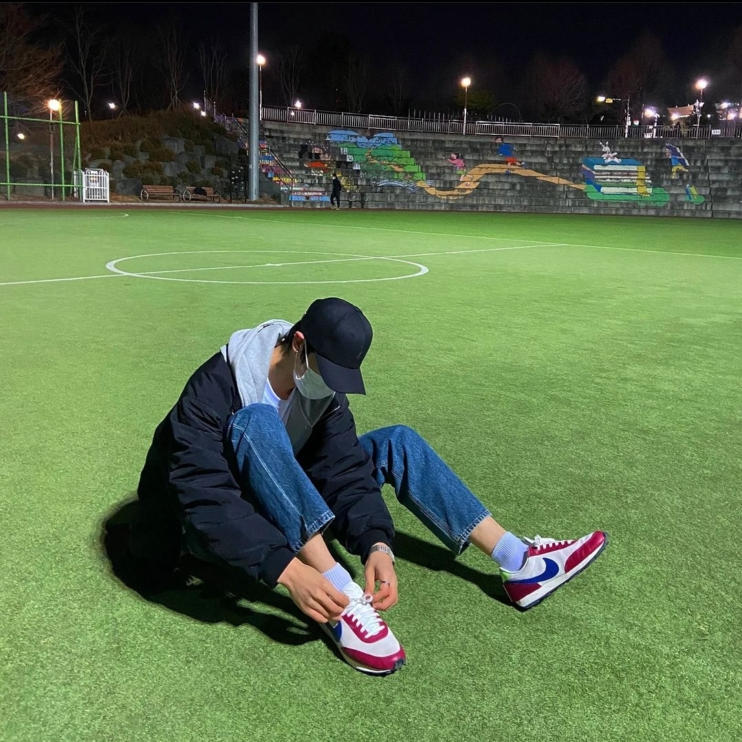 (W) Nike Daybreak Sail Deep Royal Blue Pomegranate 착용 스타일
