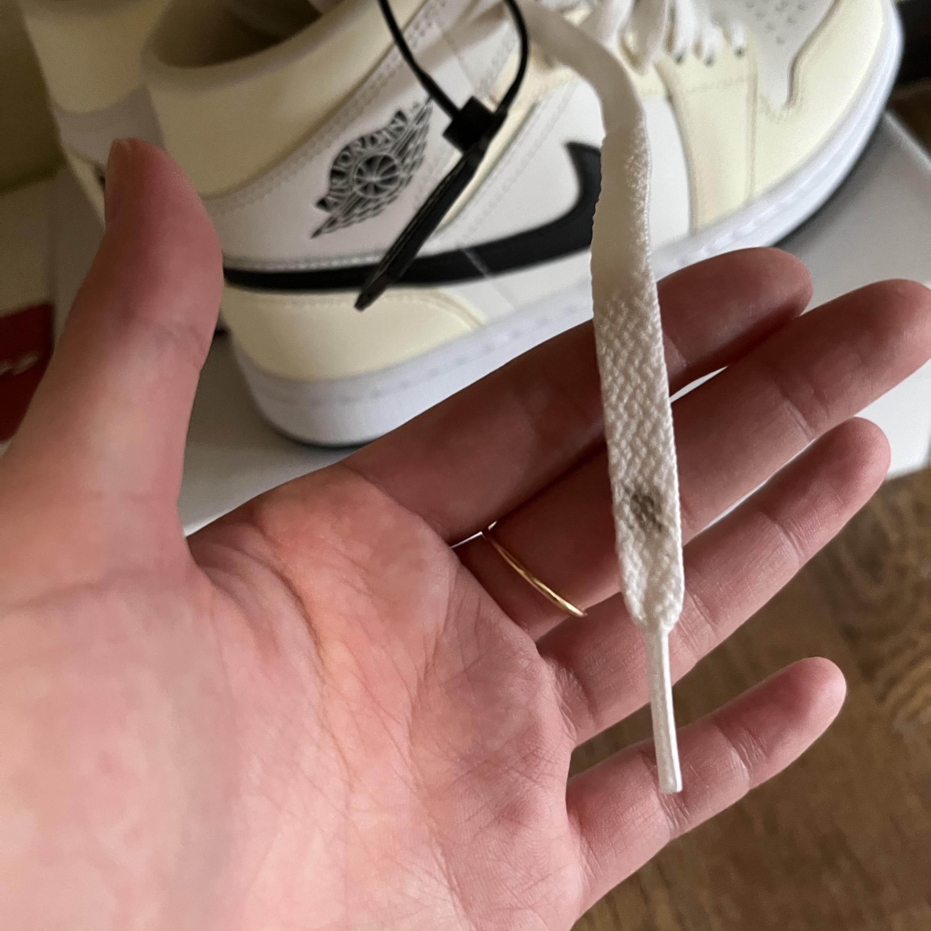 (W) Jordan 1 Mid Coconut Milk 착용 스타일 - 1