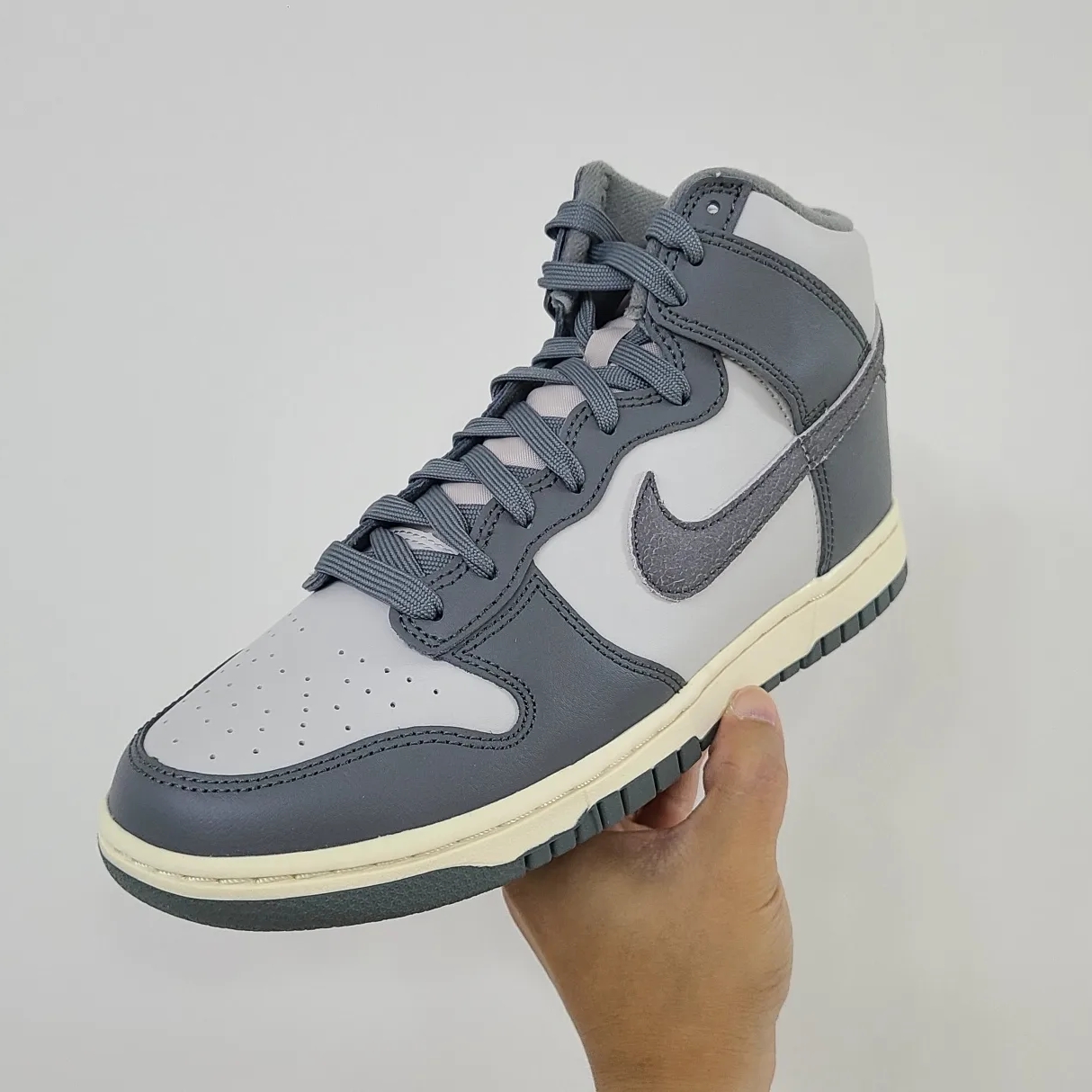 Nike Dunk High Retro SE VNTG Light Bone 착용 스타일 - 1