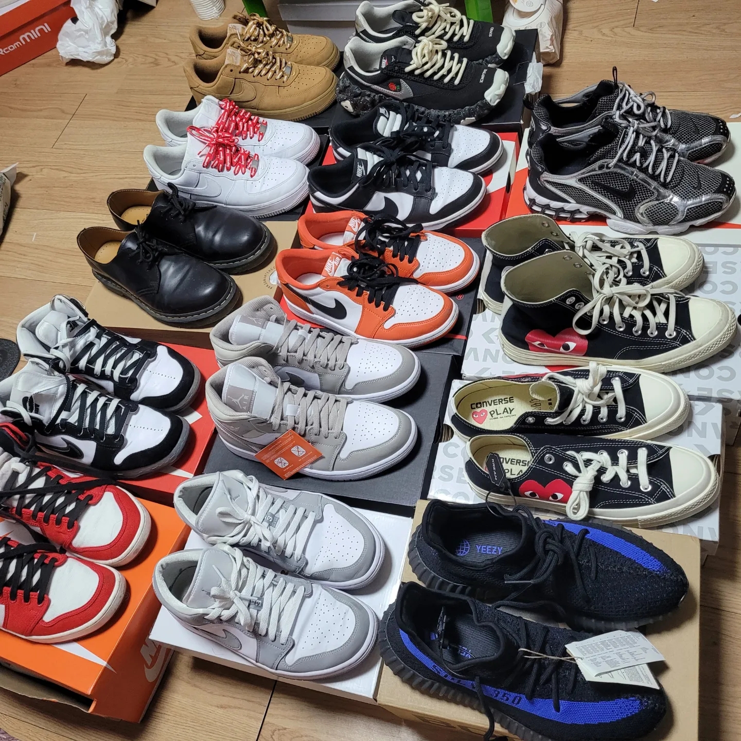 Adidas Yeezy Boost 350 V2 Dazzling Blue, Converse x Play Comme des Garcons Chuck 70 Ox Black 착용 스타일 - 1