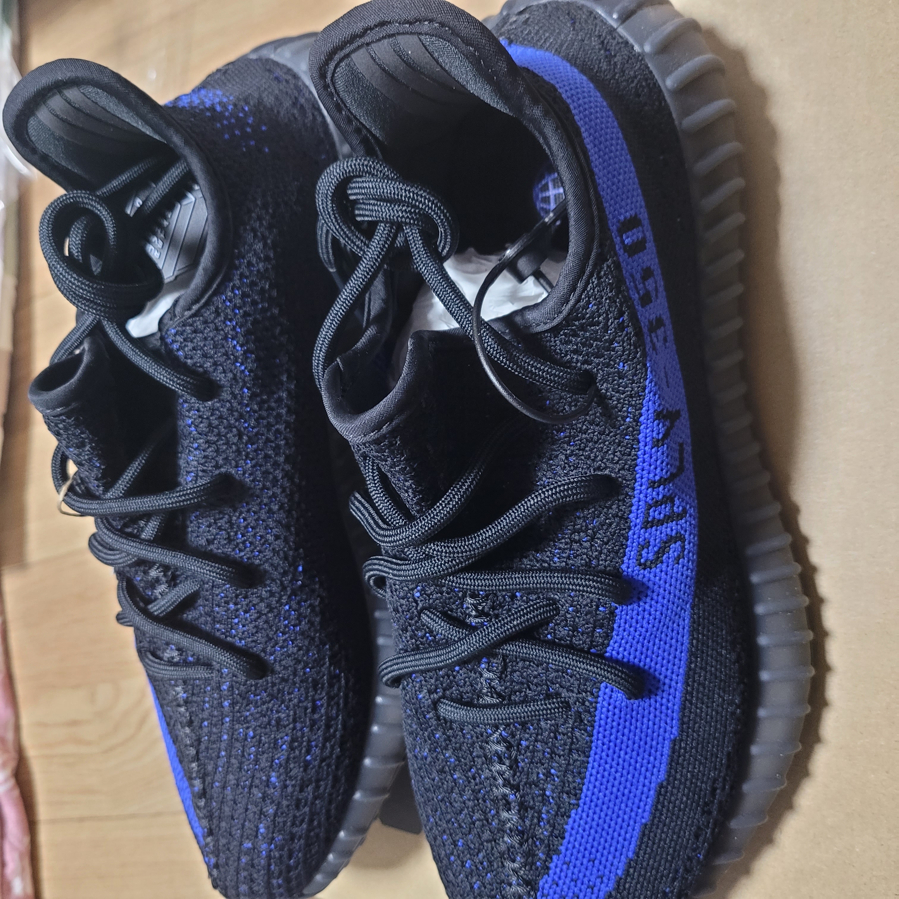 Adidas Yeezy Boost 350 V2 Dazzling Blue, Converse x Play Comme des Garcons Chuck 70 Ox Black 착용 스타일 - 2