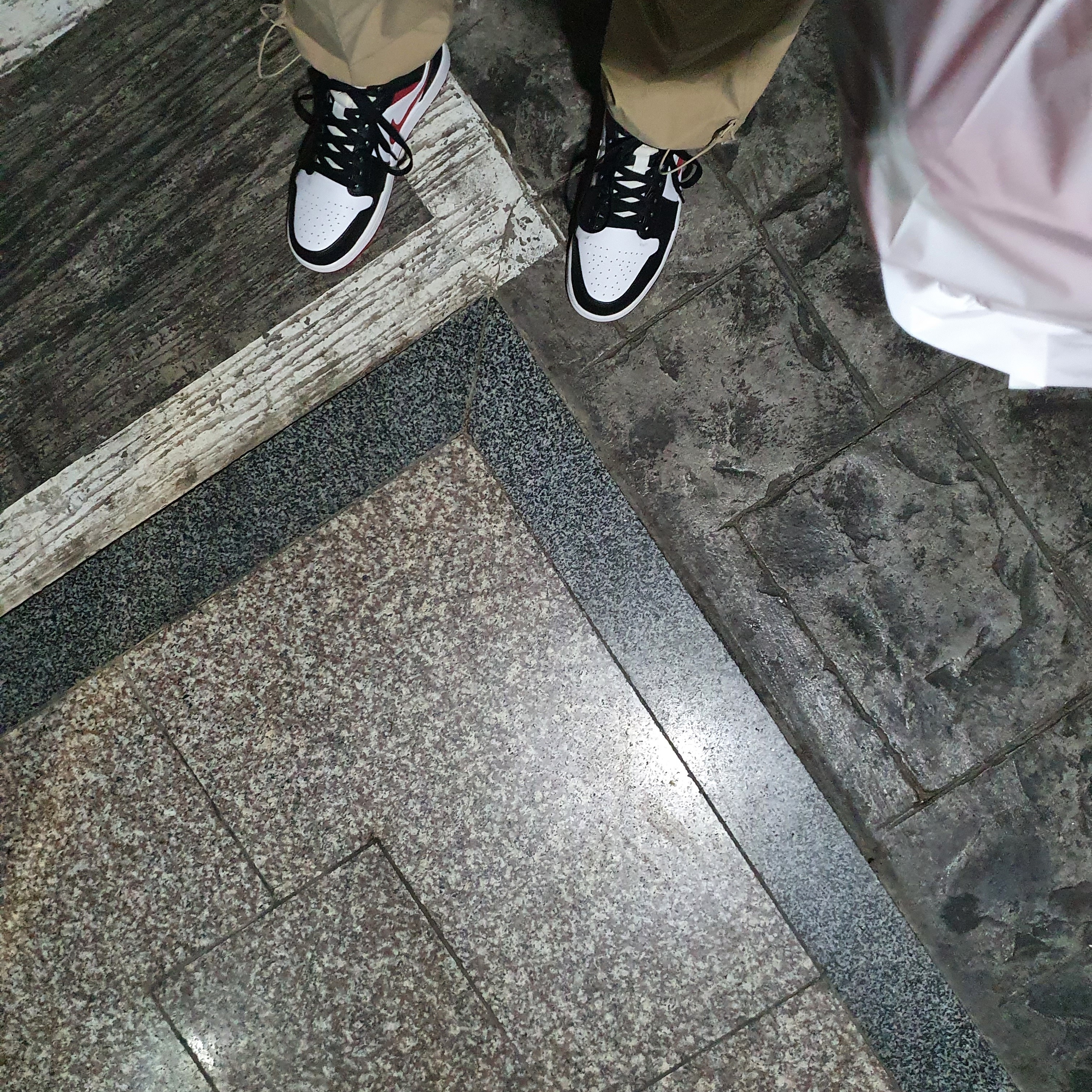 Jordan 1 Mid Gym Red Black White, Stussy Basic Stussy T-Shirt Black 2022 착용 스타일 - 2