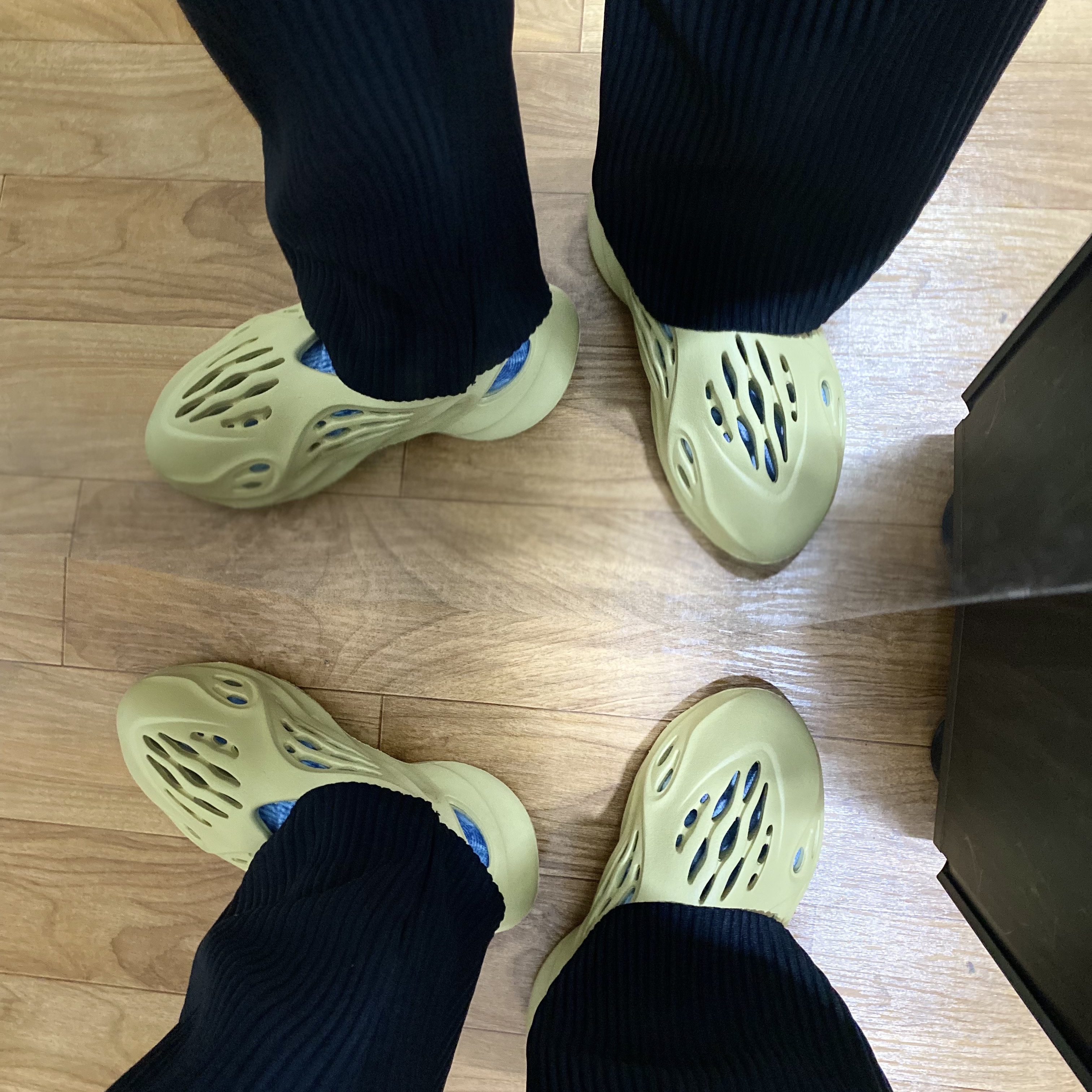 Adidas Yeezy Foam RNNR Sulfur 착용 스타일 - 2