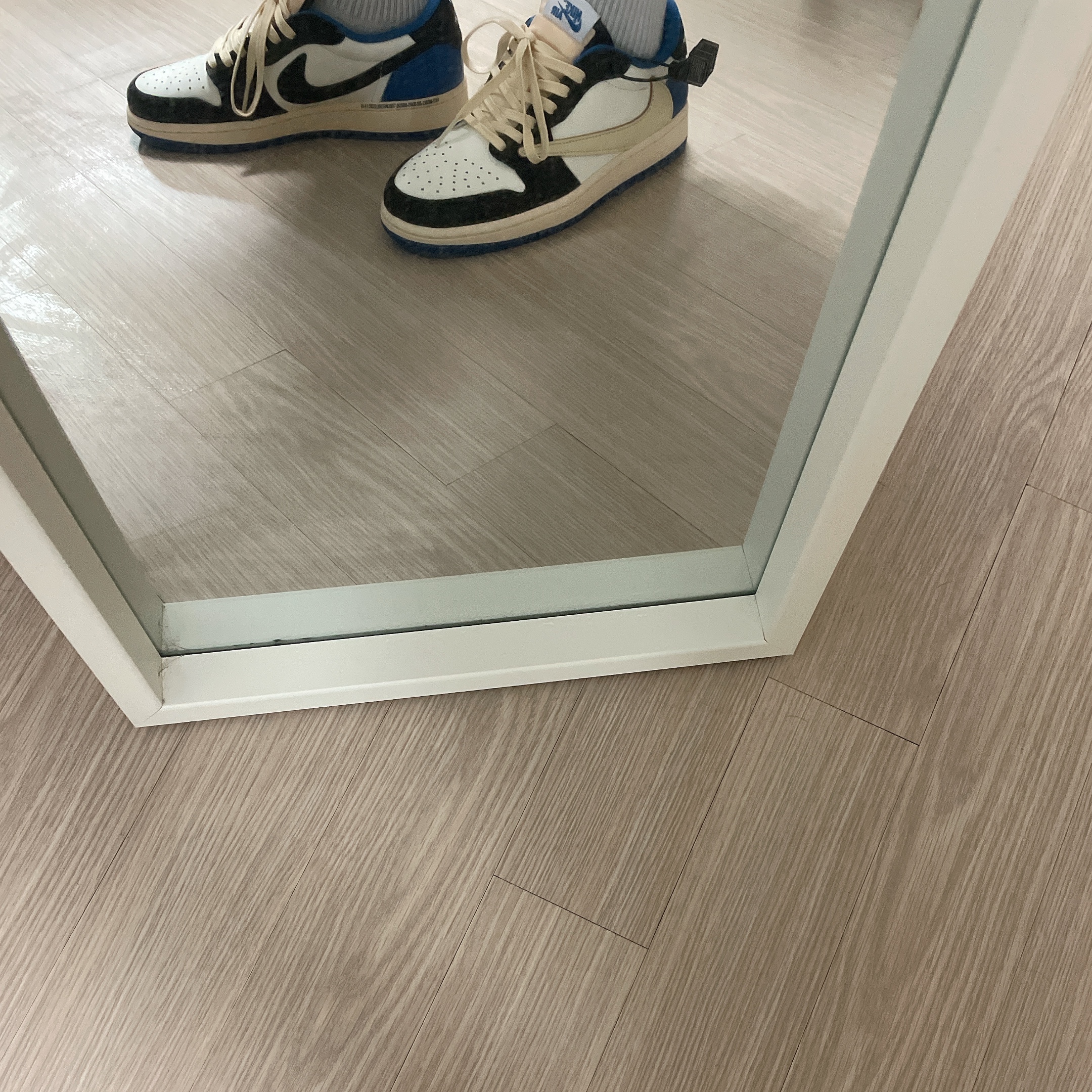 Jordan 1 x Travis Scott x Fragment Retro Low OG SP Military Blue 착용 스타일 - 1