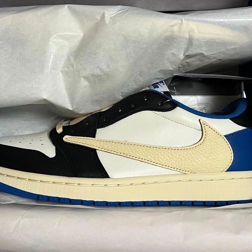 Jordan 1 x Travis Scott x Fragment Retro Low OG SP Military Blue 착용 스타일 - 1