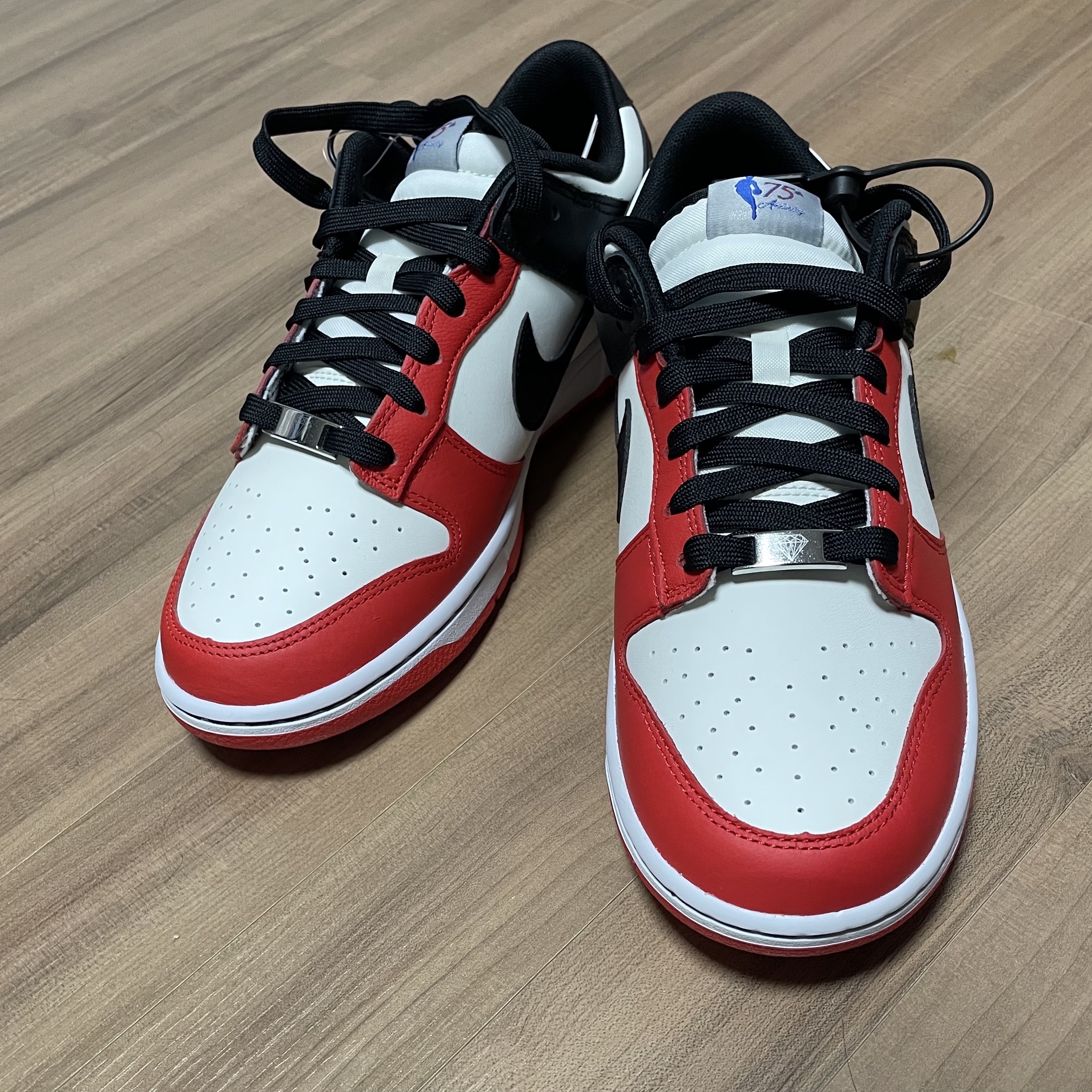 Nike x NBA Dunk Low Retro EMB Black and Chile Red 착용 스타일 - 2
