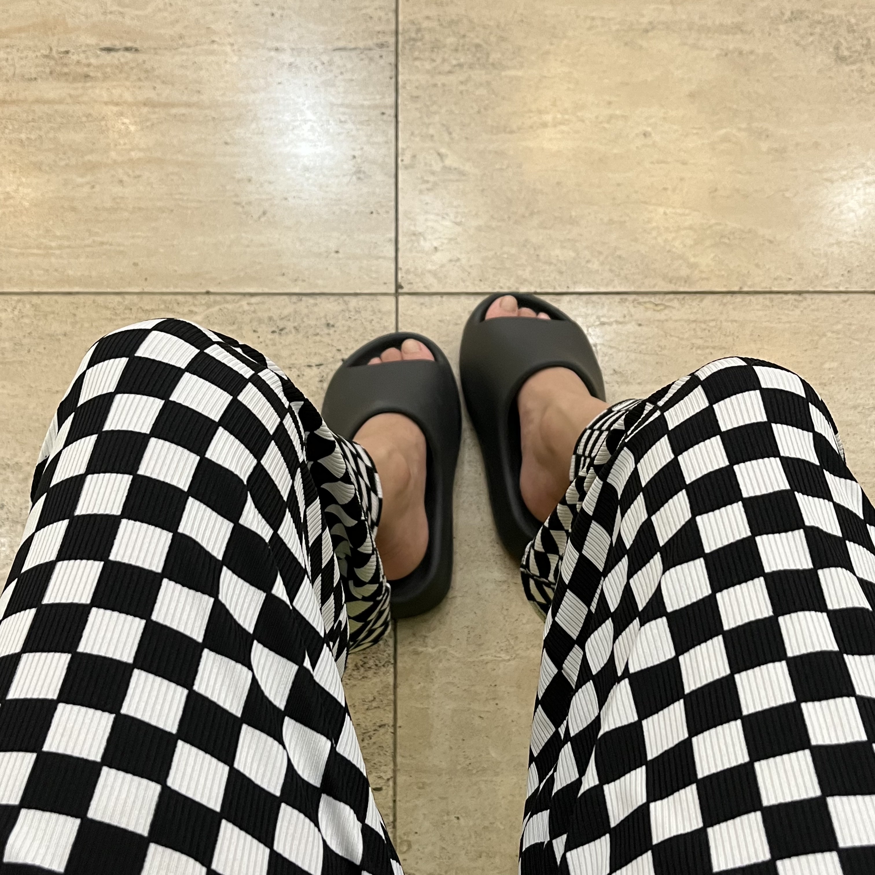 Adidas Yeezy Slide Onyx 착용 스타일