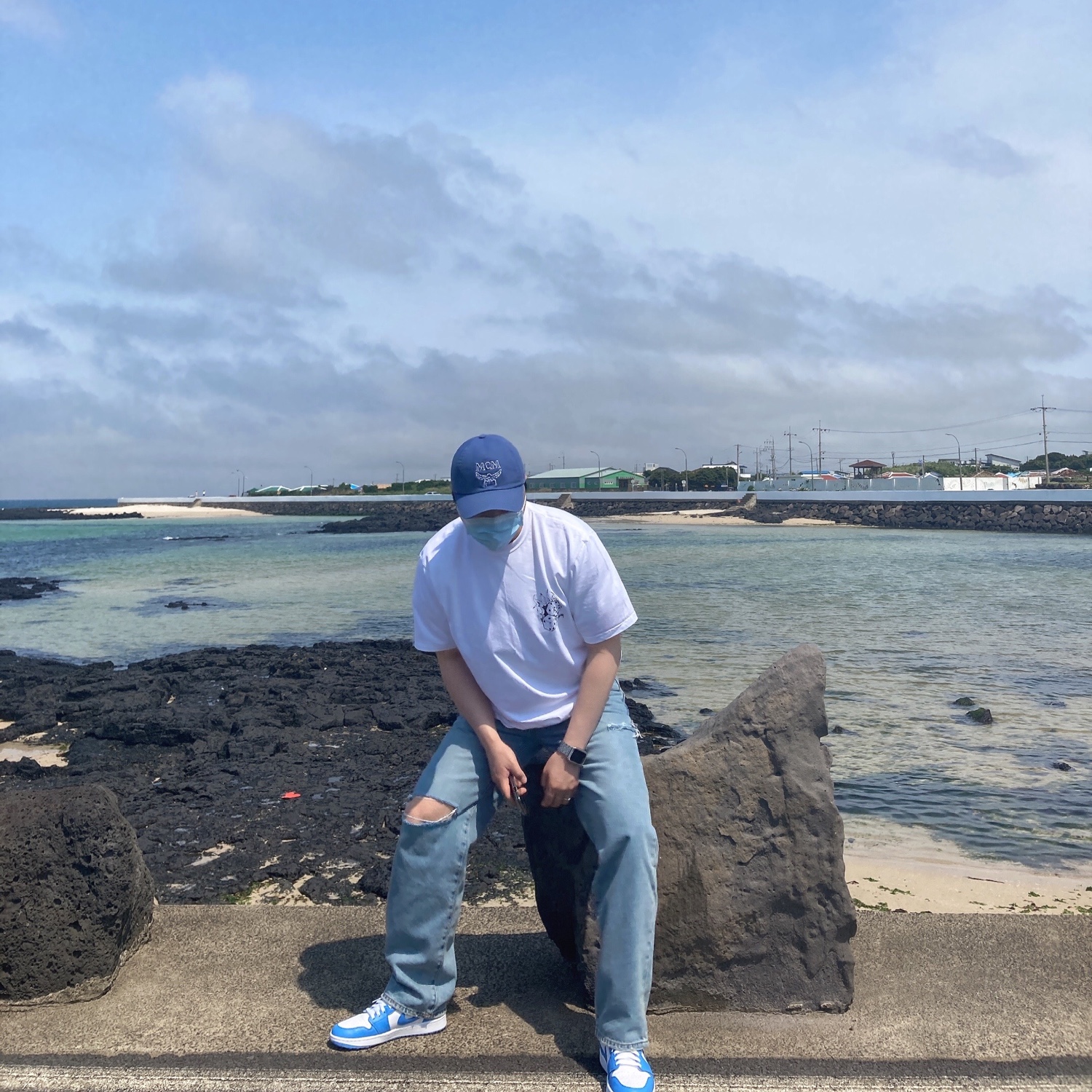 Jordan 1 Low Golf White and University Blue, Stussy Fire Dice T-Shirt White 착용 스타일