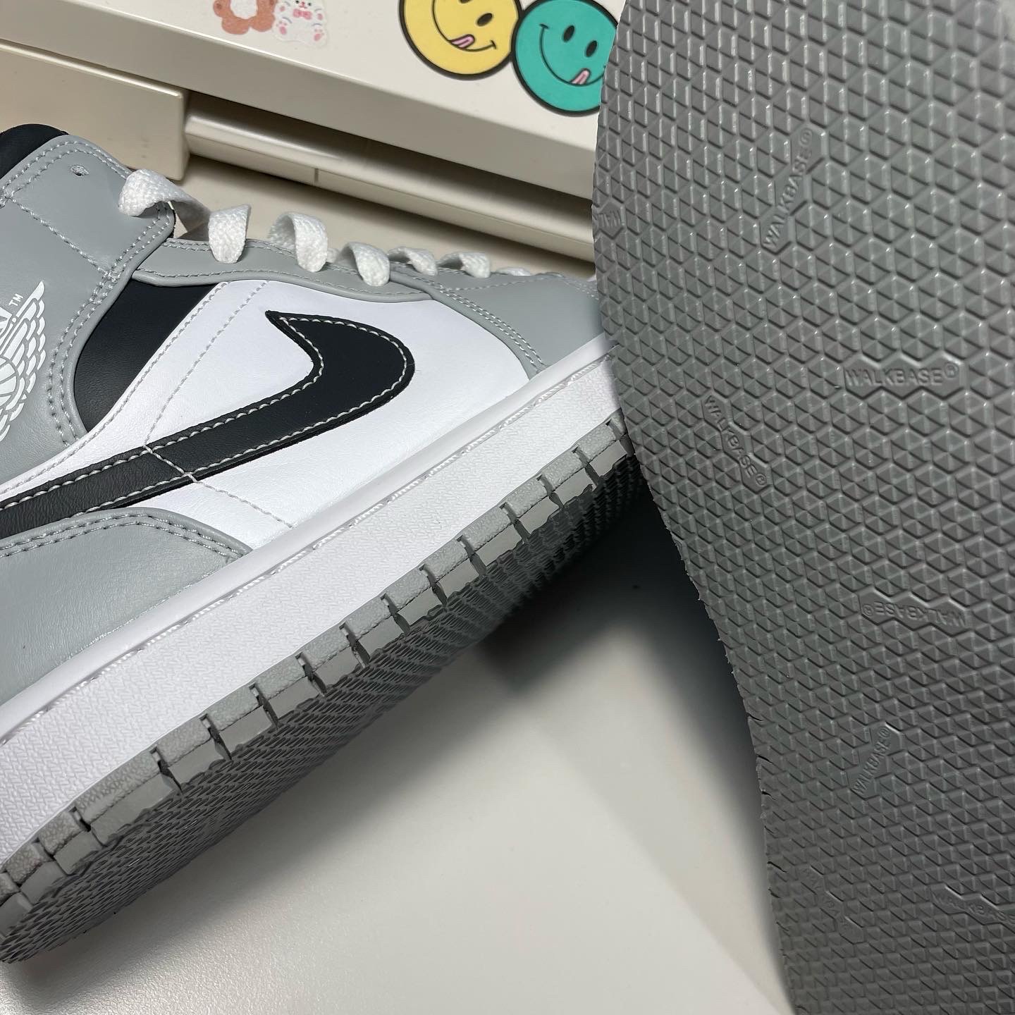 Jordan 1 Mid Light Smoke Grey Anthracite 착용 스타일 - 4