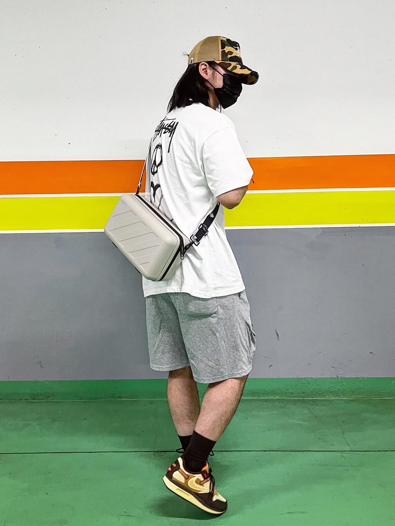Stussy x BAPE Trucker Cap Yellow, Nike x Stussy NRG RA T-Shirt Summit White (DM4942-121) 착용 스타일 - 1