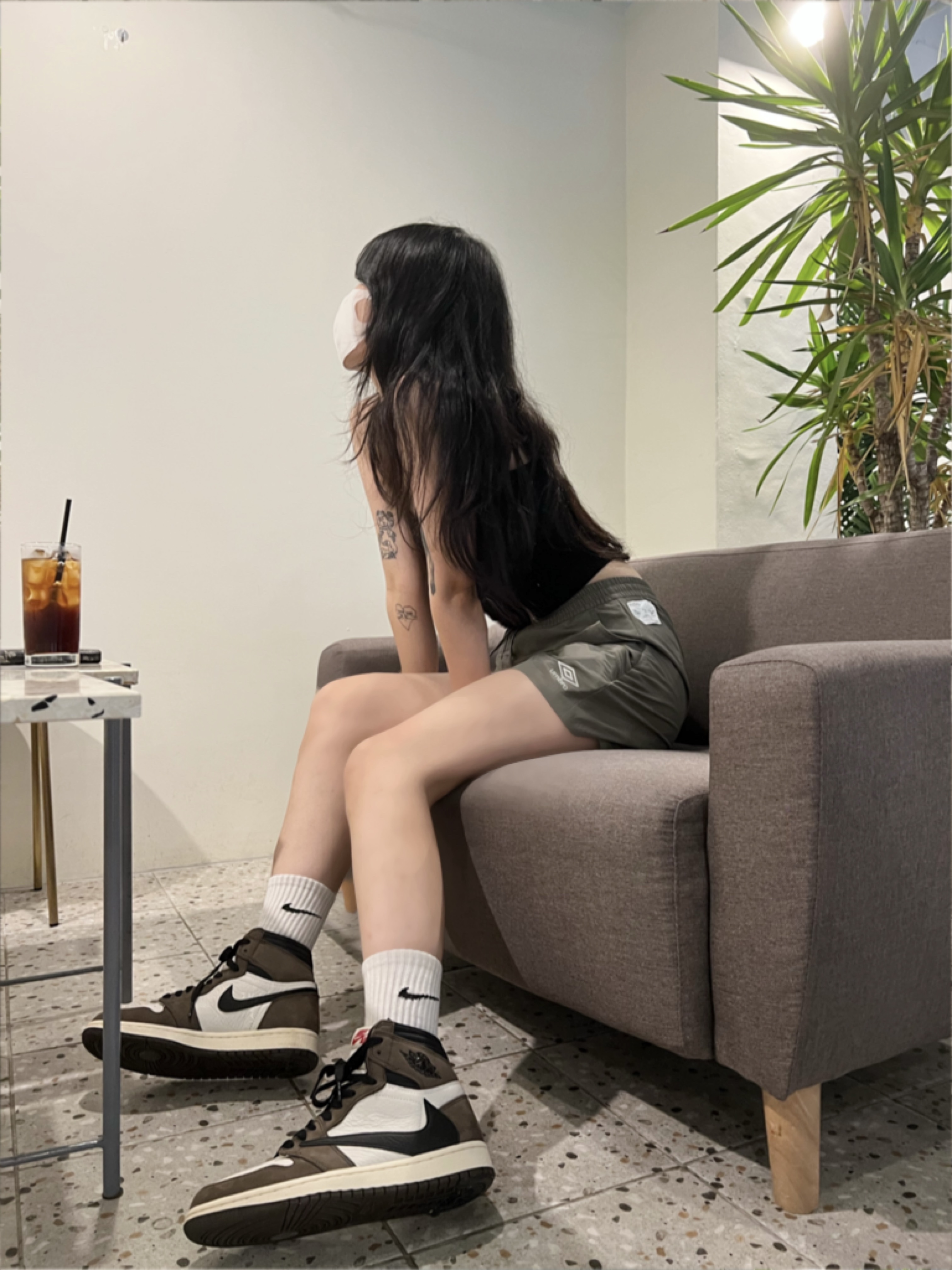 Jordan 1 x Travis Scott Retro High OG SP Mocha 착용 스타일 - 2