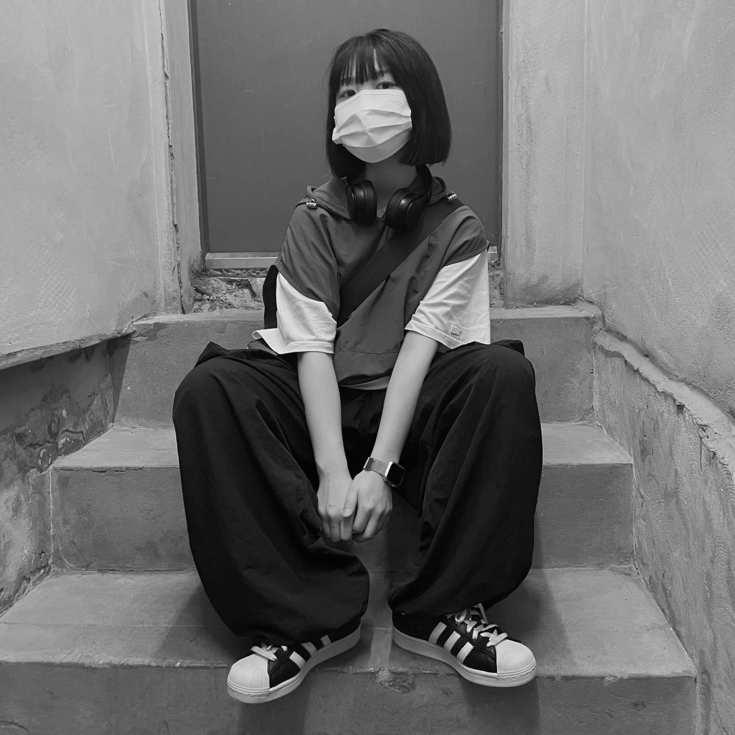 Adidas Superstar Premium Black White 착용 스타일 - 2