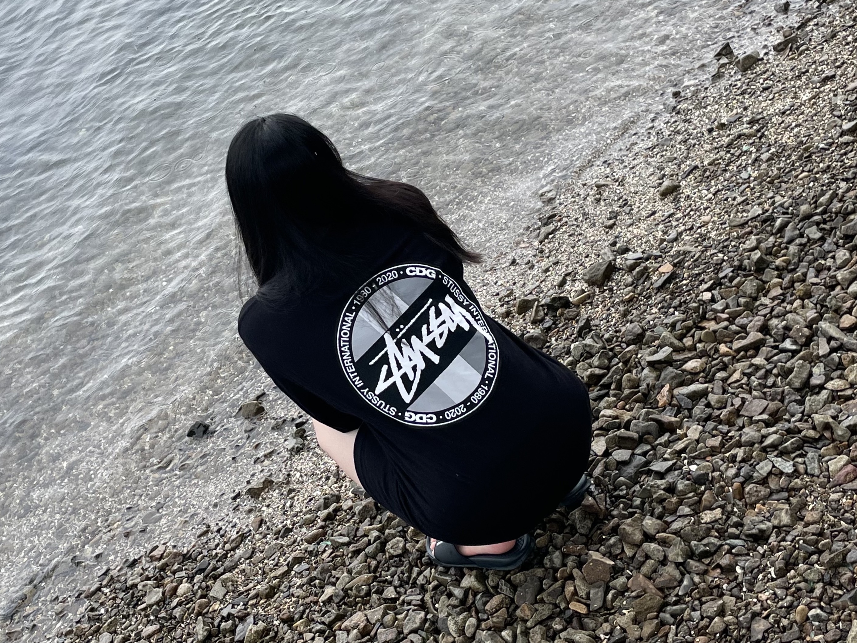 Nike x Stussy Benassi Slide Off Noir, Stussy x CDG Dot LS T-Shirt Black 착용 스타일