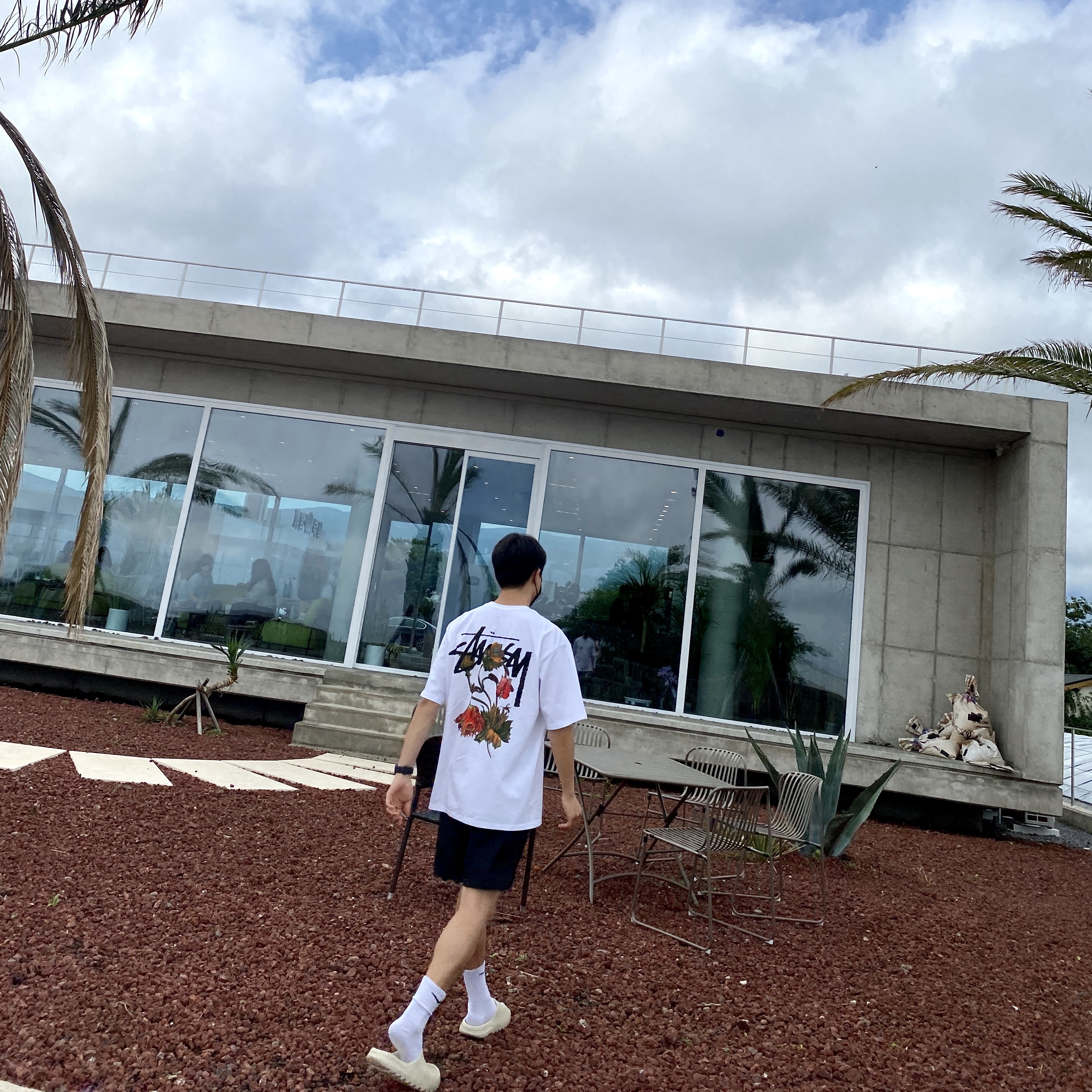 Stussy Withered Flower T-Shirt White, Stussy Stock Water Shorts Black 착용 스타일 - 2