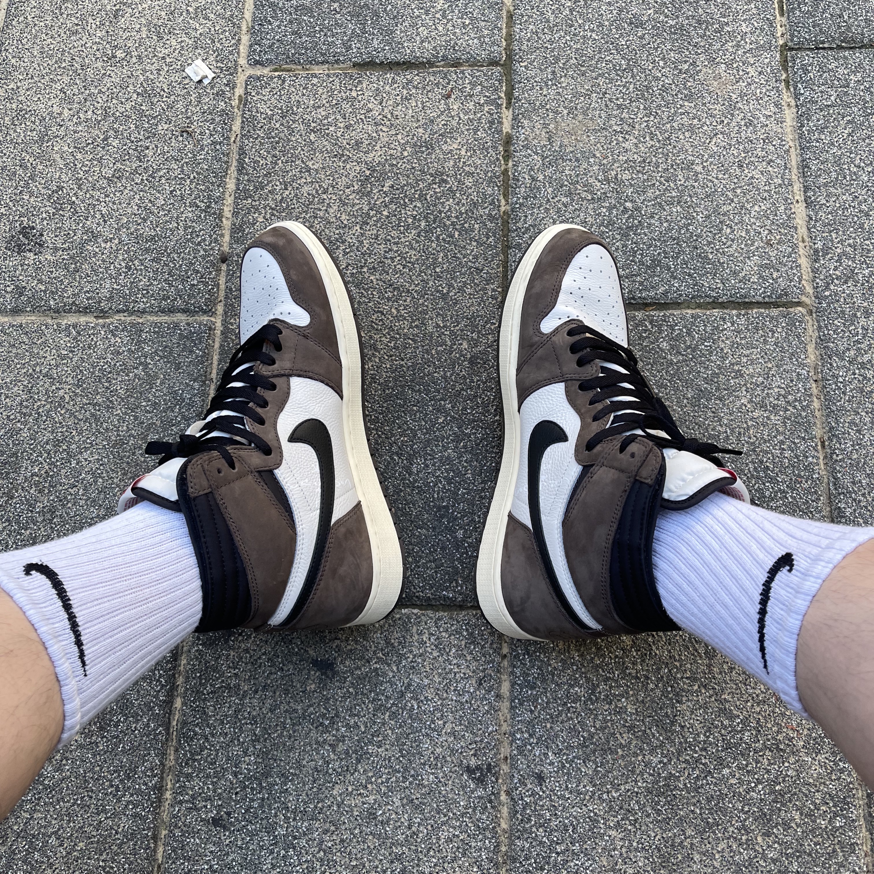 Jordan 1 x Travis Scott Retro High OG SP Mocha 착용 스타일 - 2