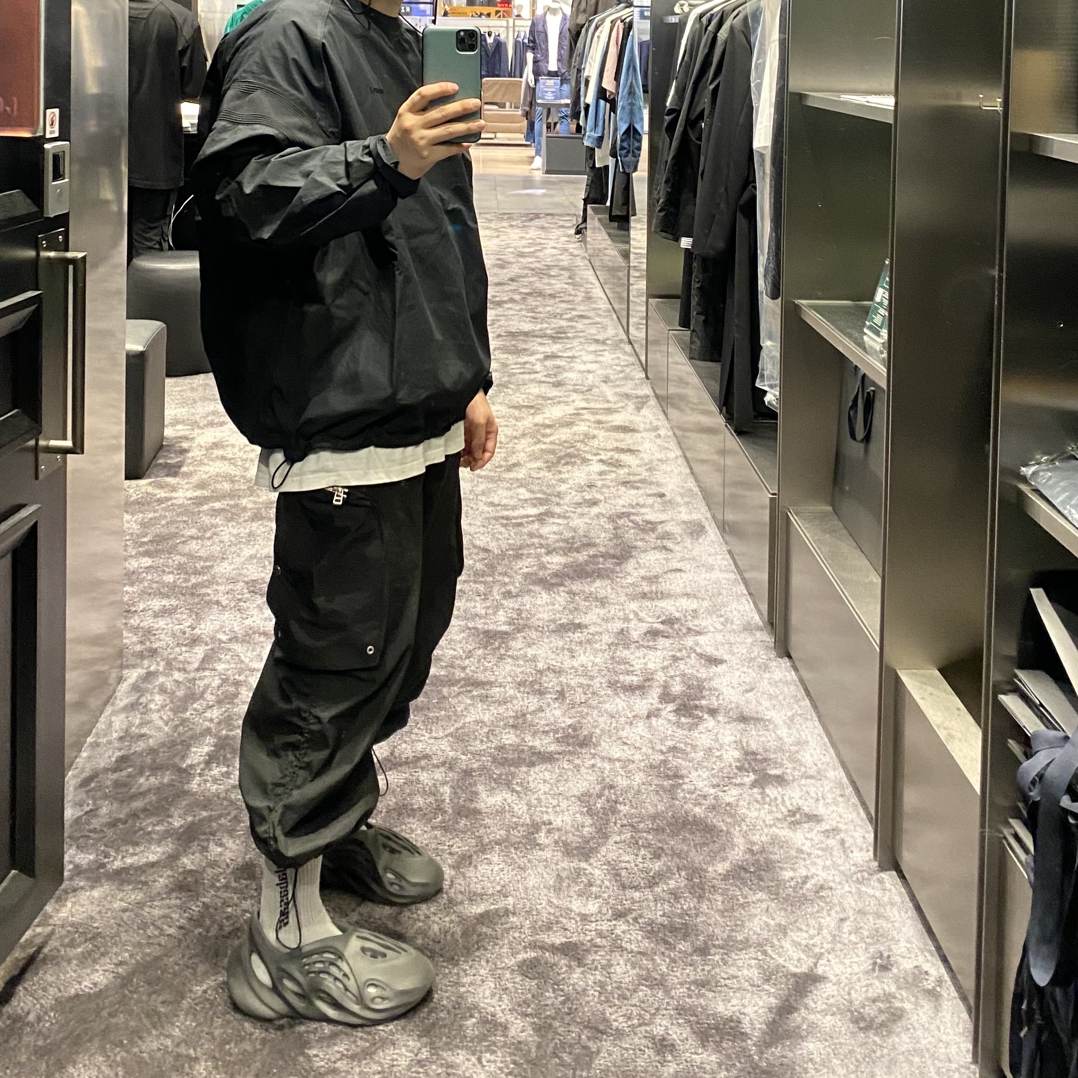 Adidas Yeezy Foam RNNR Onyx 착용 스타일 - 2