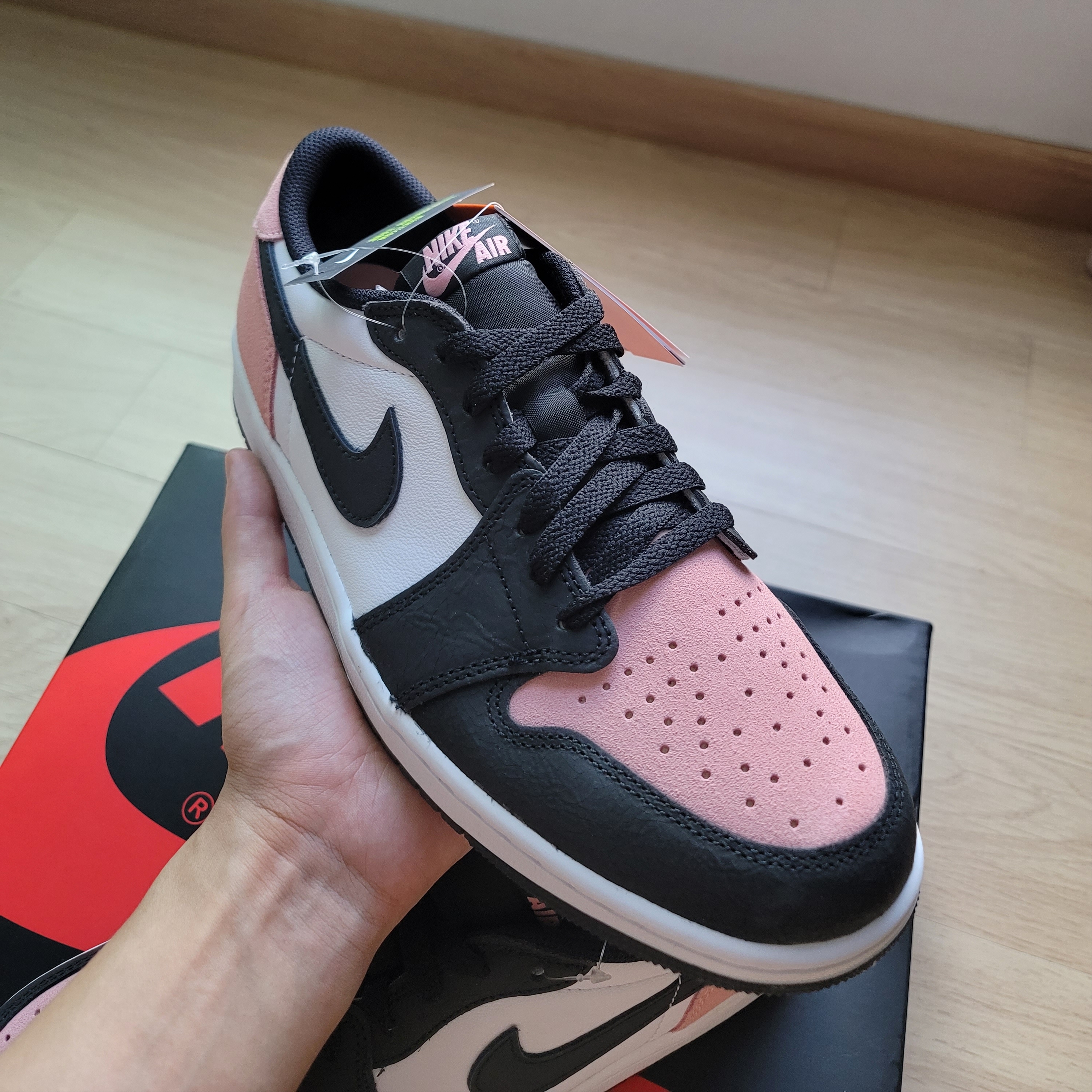 Jordan 1 Retro Low OG Bleached Coral 착용 스타일 - 1