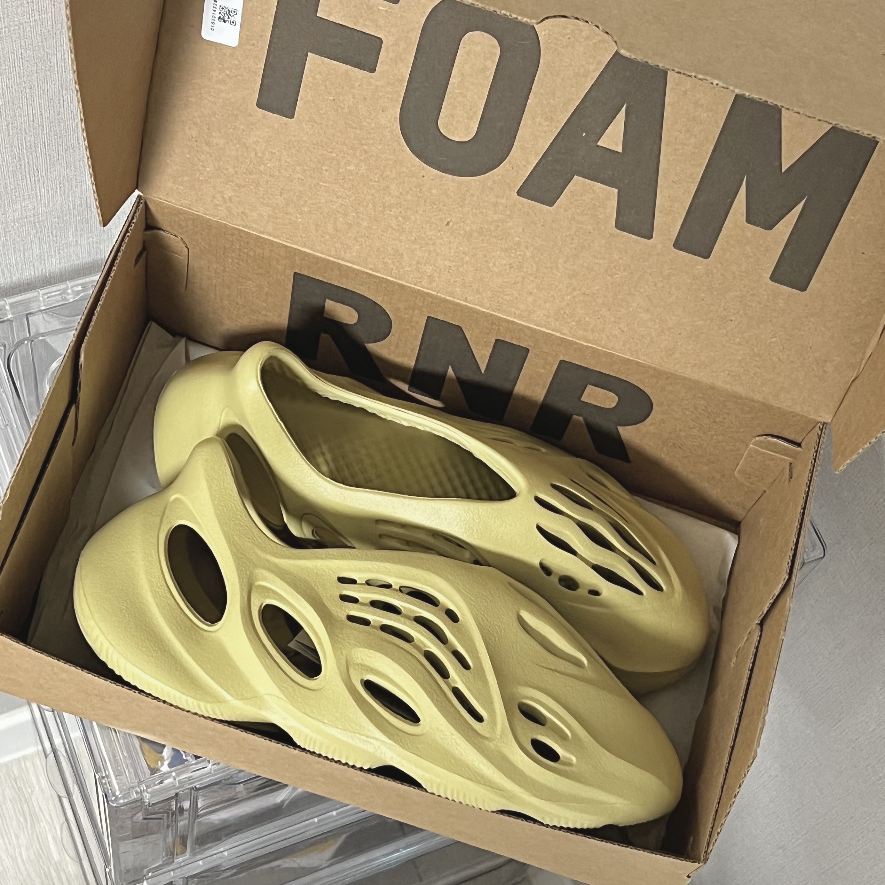 Adidas Yeezy Foam RNNR Sulfur 착용 스타일