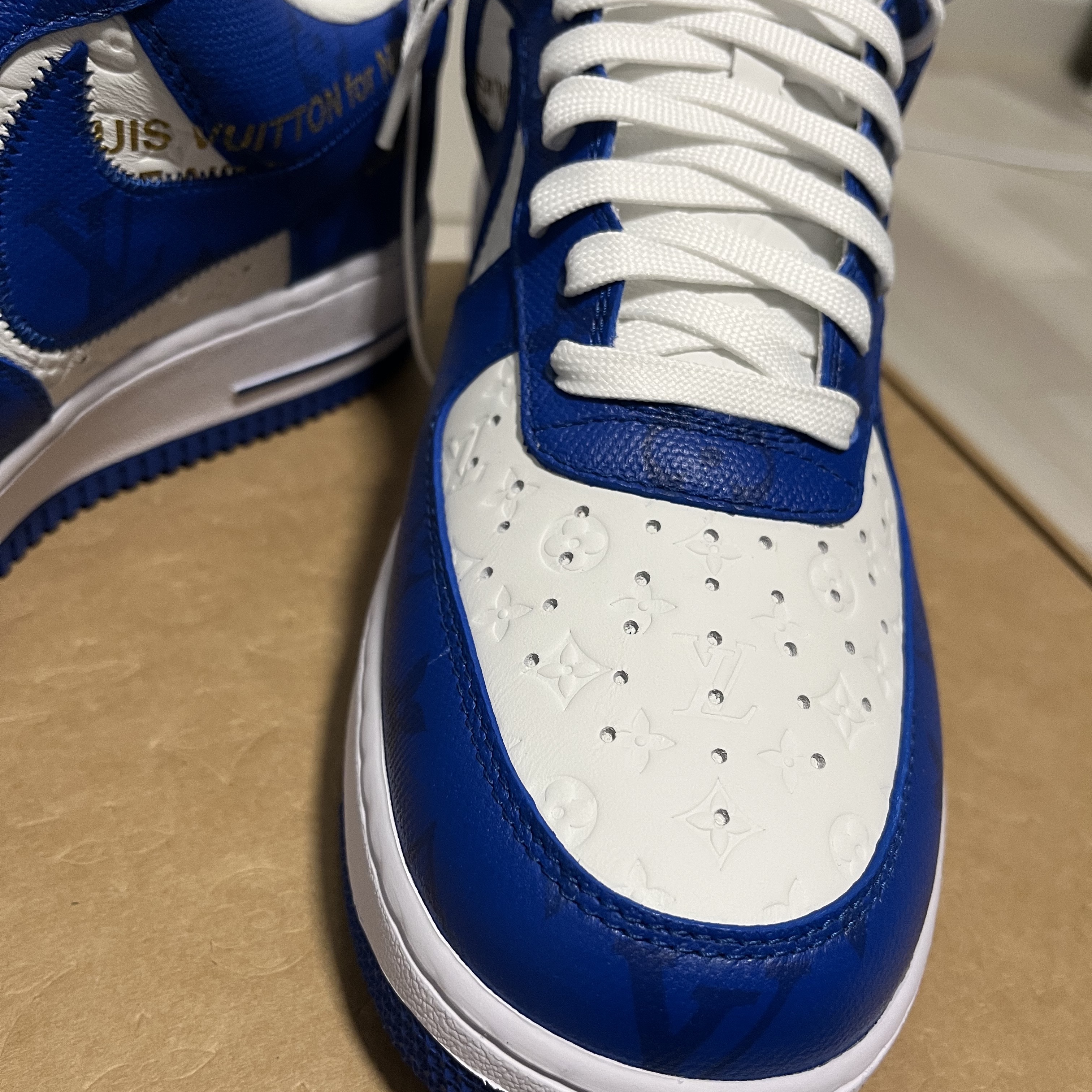 Louis Vuitton x Nike Air Force 1 Low by Virgil Abloh White Team Royal 착용 스타일 - 2