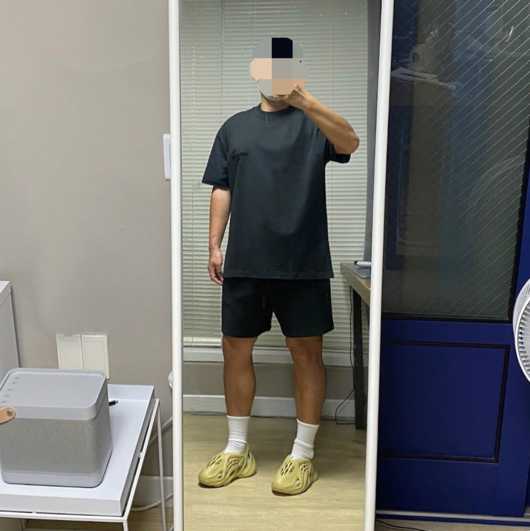 Essentials The Core Collection T-Shirt Stretch Limo, Essentials The Core Collection Sweatshorts Stretch Limo 착용 스타일 - 1