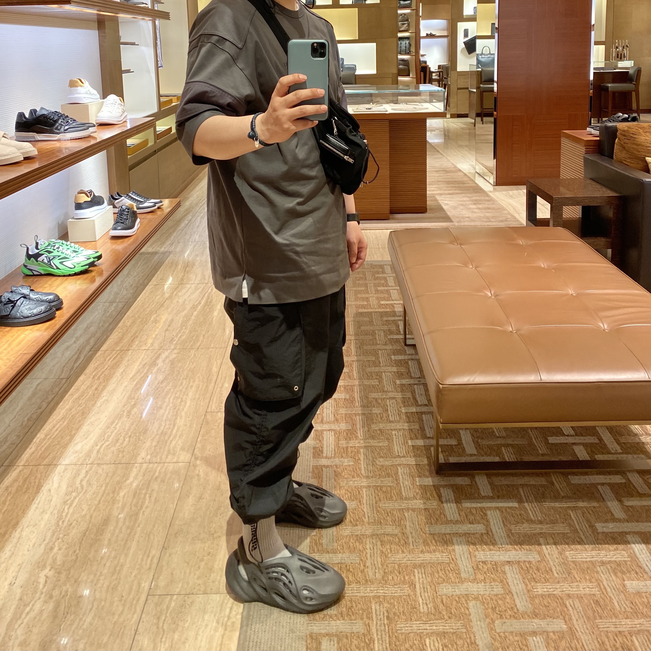 Adidas Yeezy Foam RNNR Onyx 착용 스타일 - 1