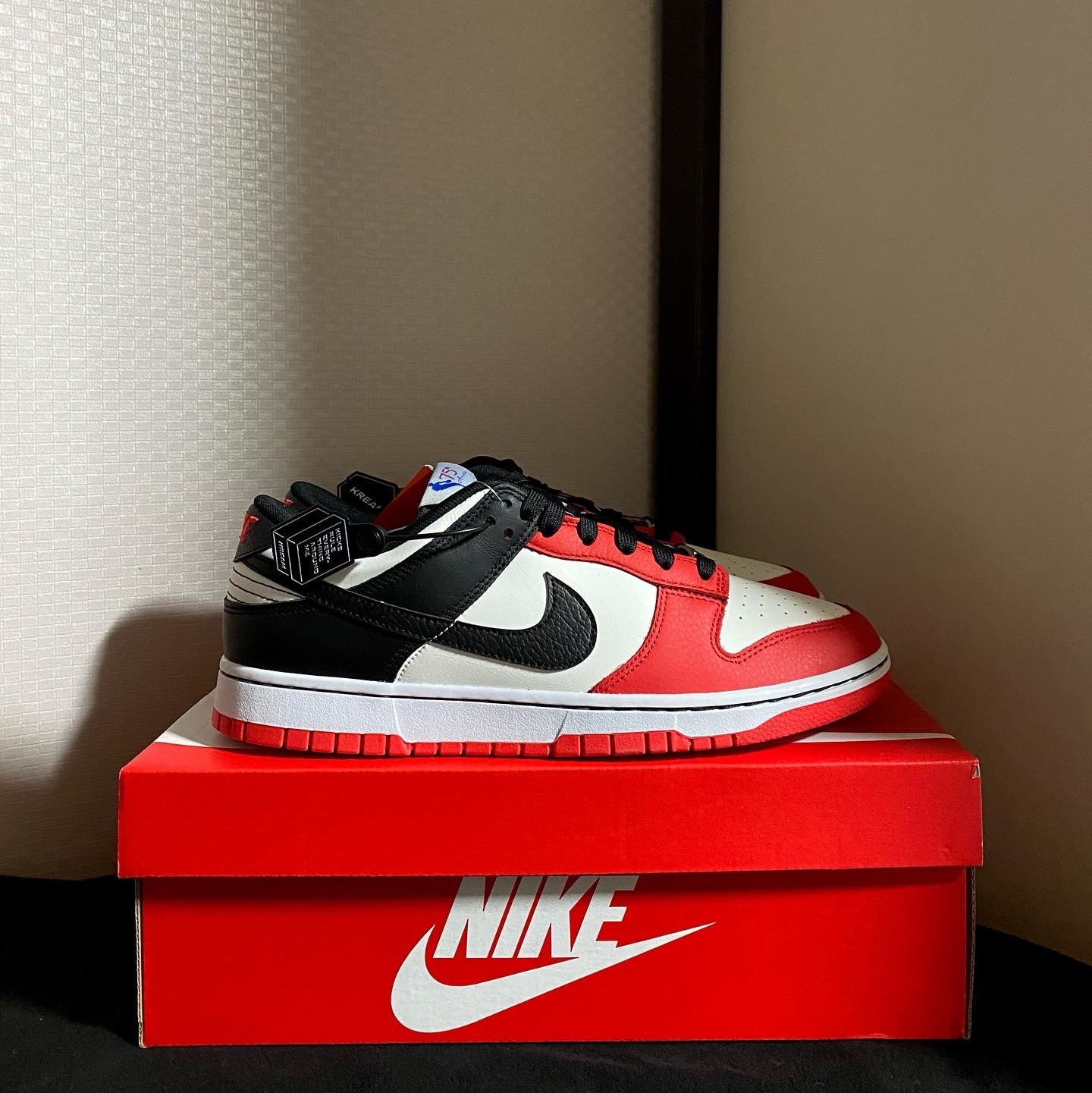Nike x NBA Dunk Low Retro EMB Black and Chile Red 착용 스타일