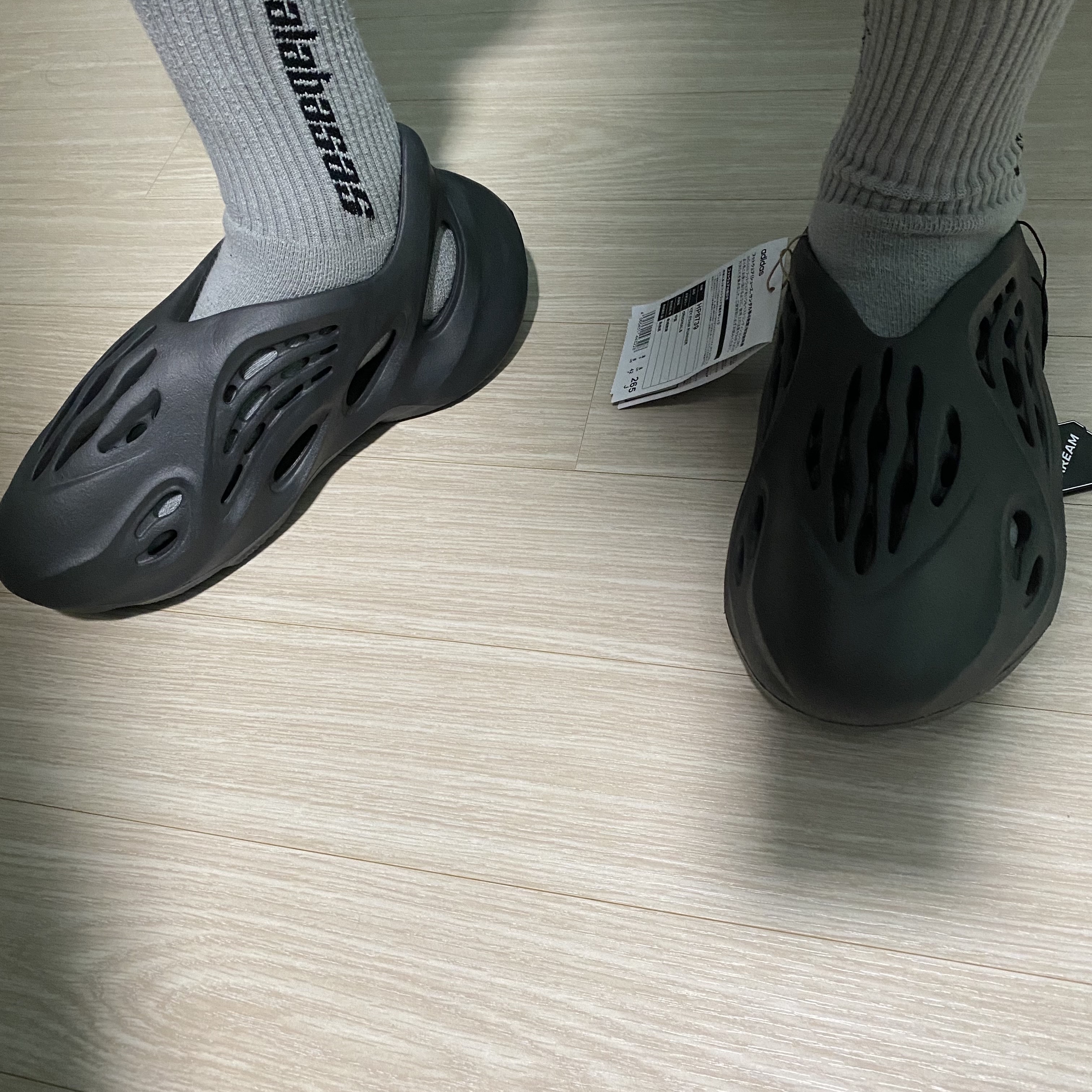 Adidas Yeezy Foam RNNR Onyx 착용 스타일 - 3