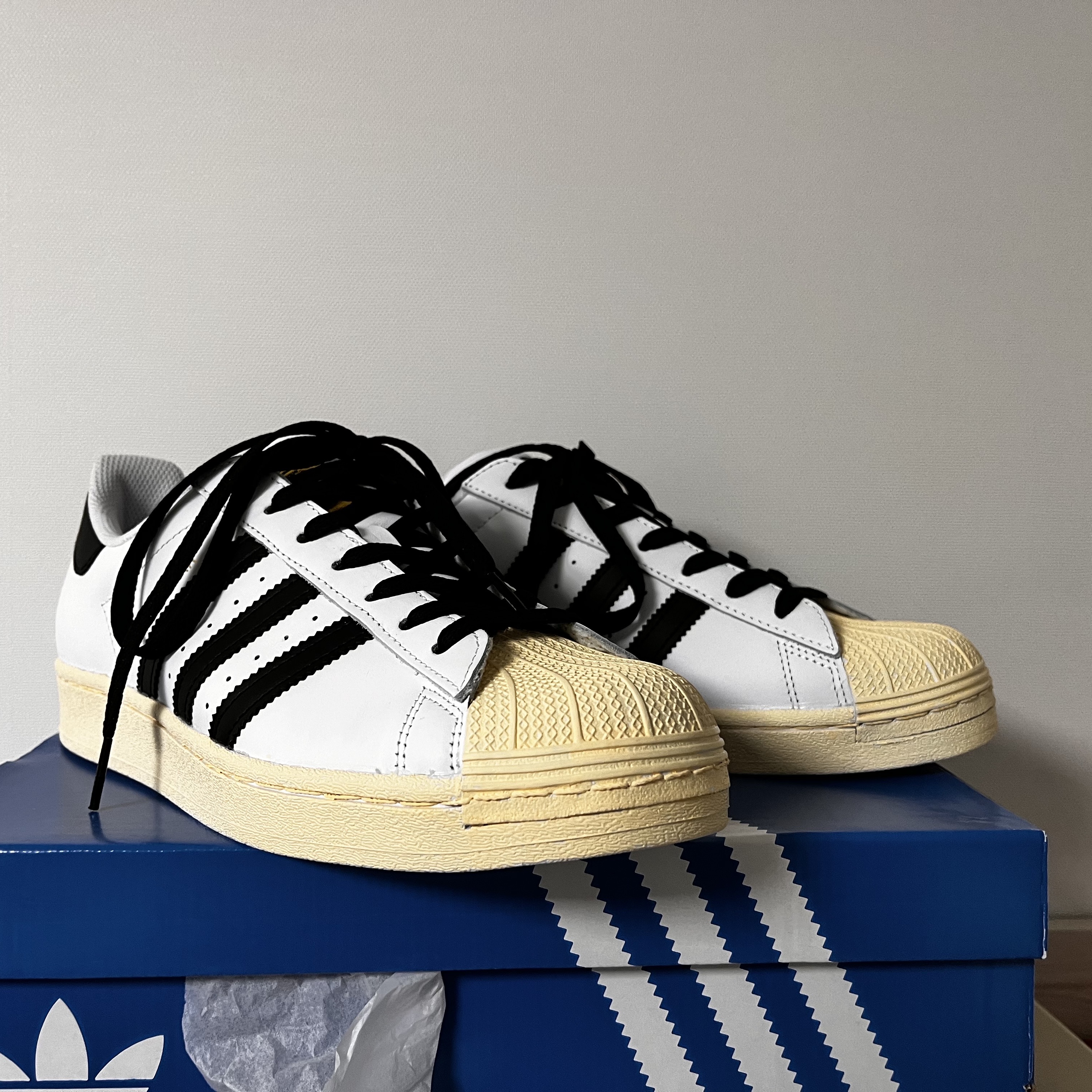 Adidas Superstar White Black 착용 스타일