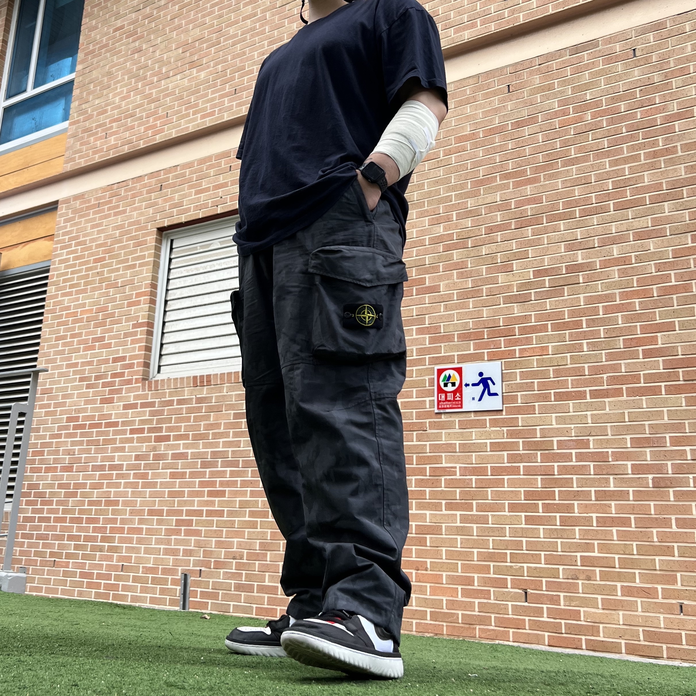 Supreme x Stone Island Reactive Ice Camo Ripstop Cargo Pants Black - 22SS, Jordan 1 High React Black White Gym Red 착용 스타일