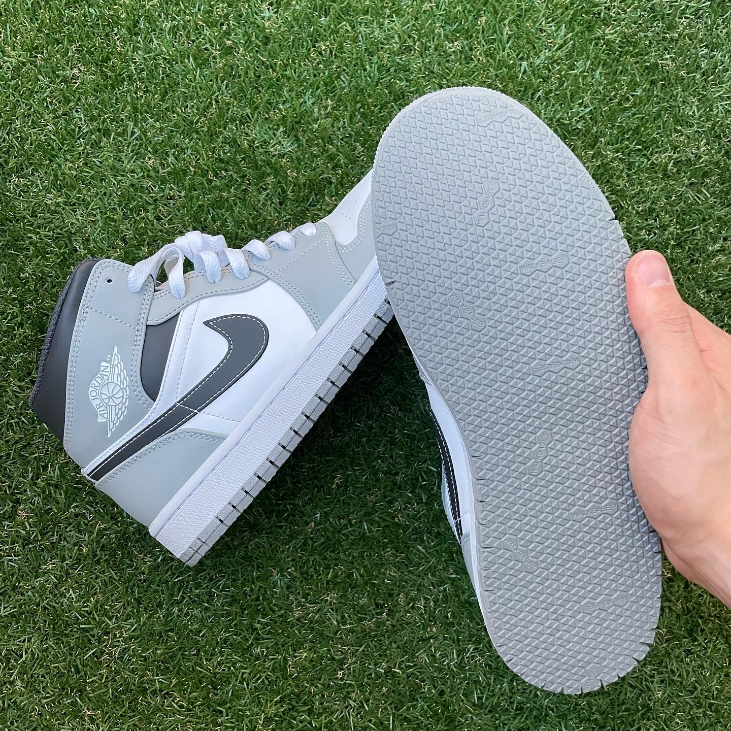 Jordan 1 Mid Light Smoke Grey Anthracite 착용 스타일 - 3