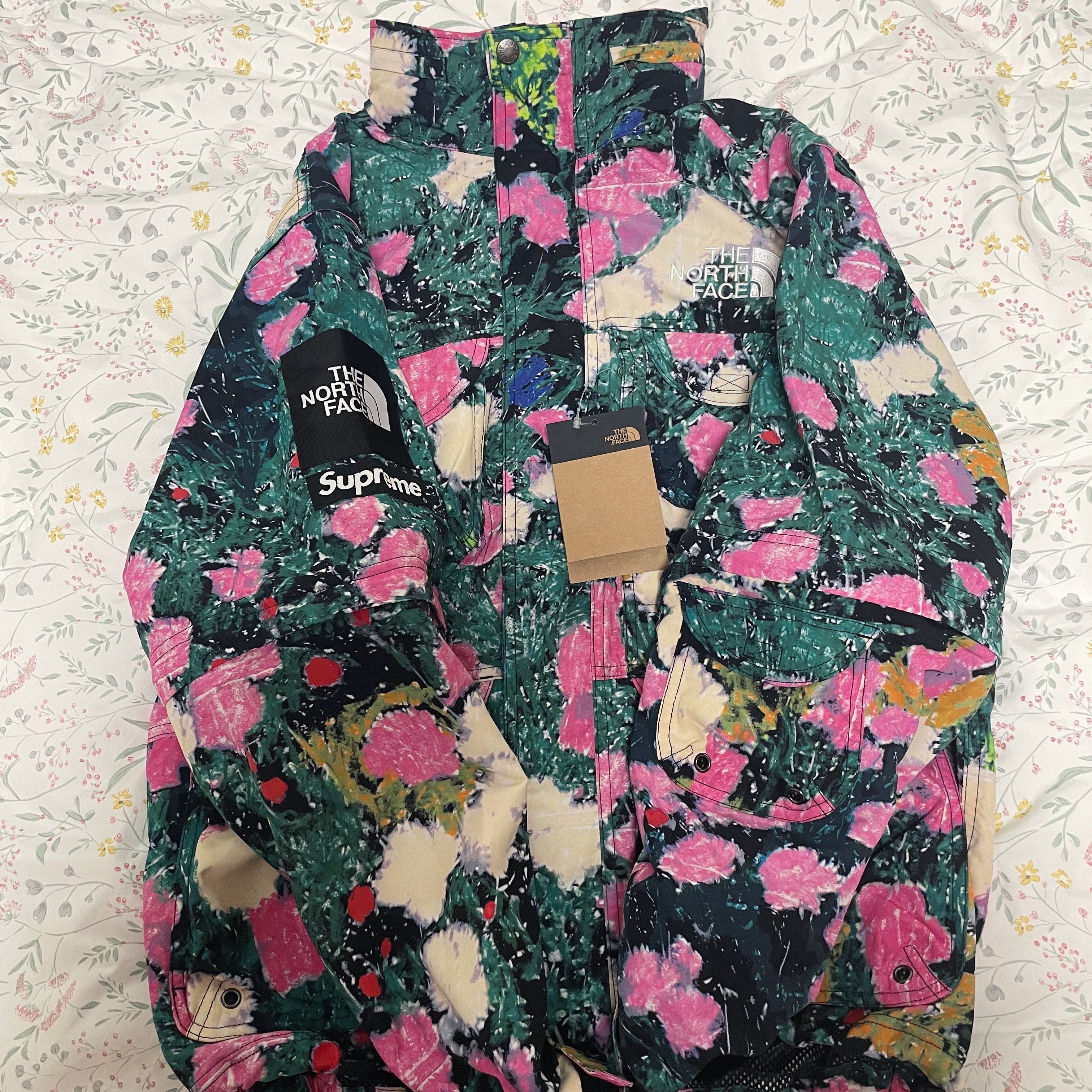 Supreme x The North Face Trekking Convertible Jacket Flowers - 22SS 착용 스타일