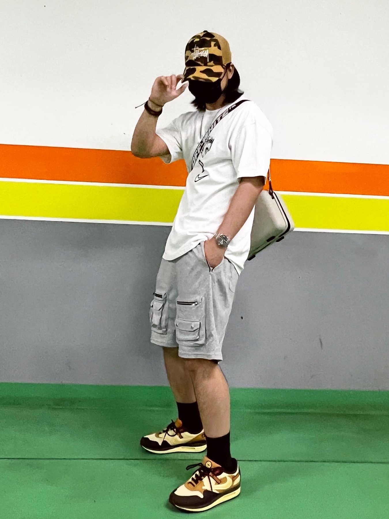 Stussy x BAPE Trucker Cap Yellow, Nike x Stussy NRG RA T-Shirt Summit White (DM4942-121) 착용 스타일 - 3