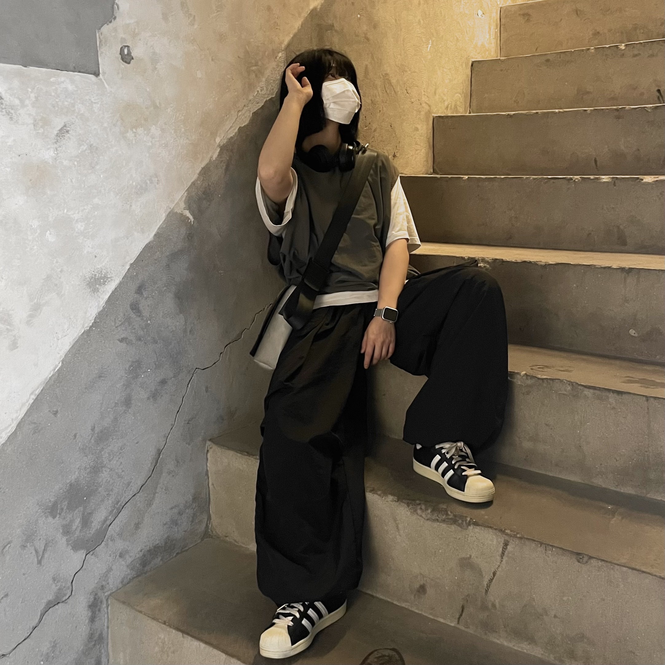 Adidas Superstar Premium Black White 착용 스타일 - 3