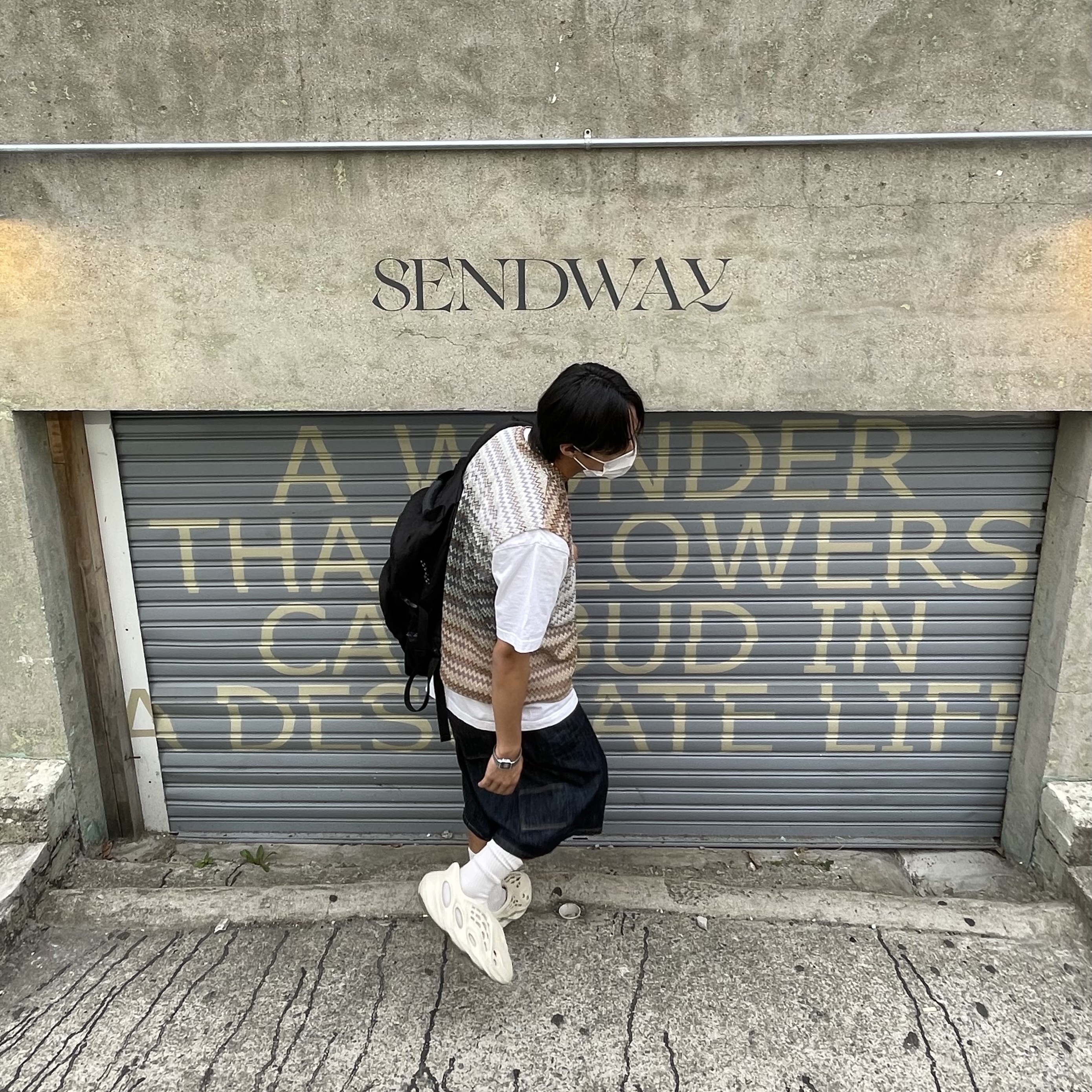Adidas Yeezy Foam RNNR Sand 착용 스타일 - 2