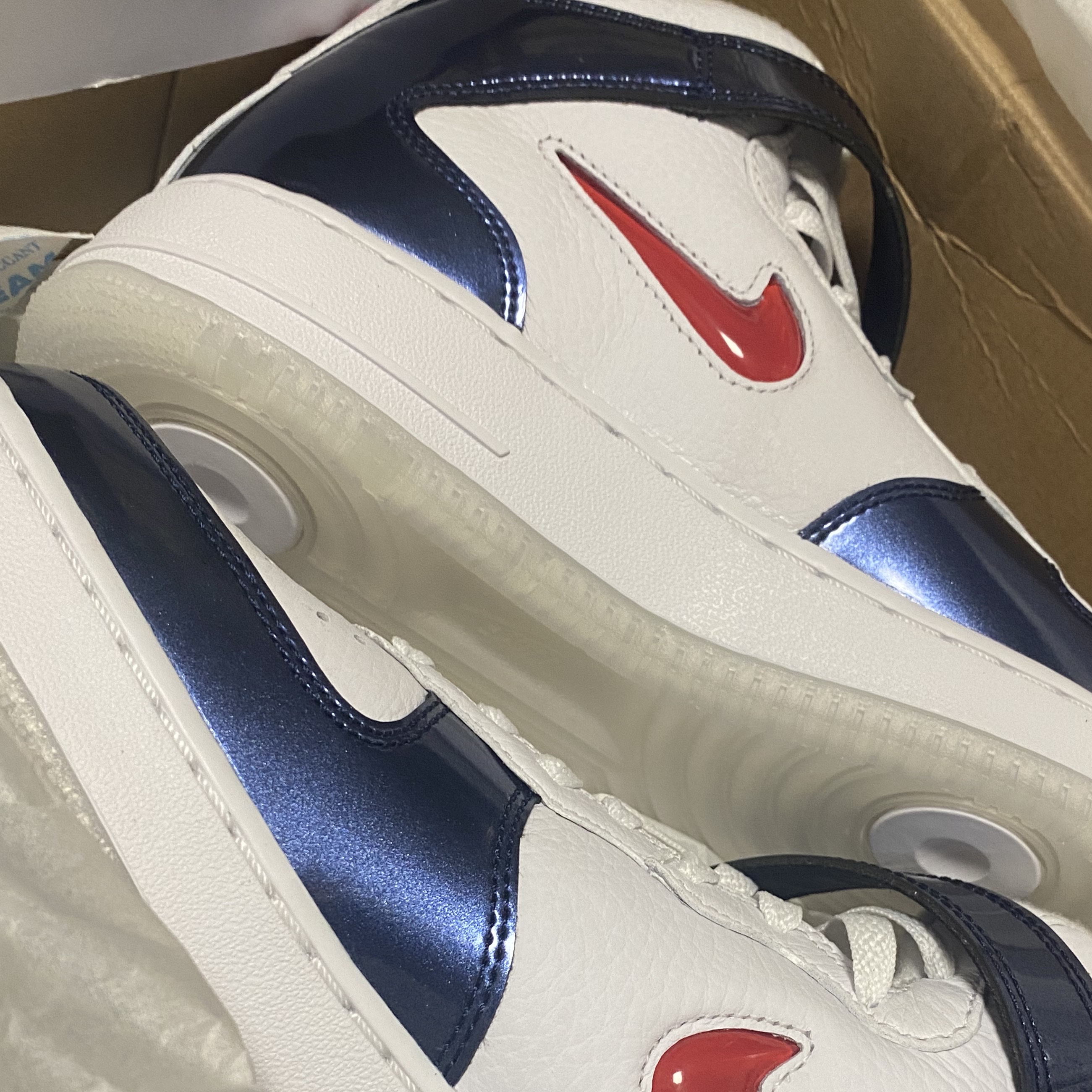 Nike Air Force 1 Mid QS University Red and Midnight Navy 착용 스타일