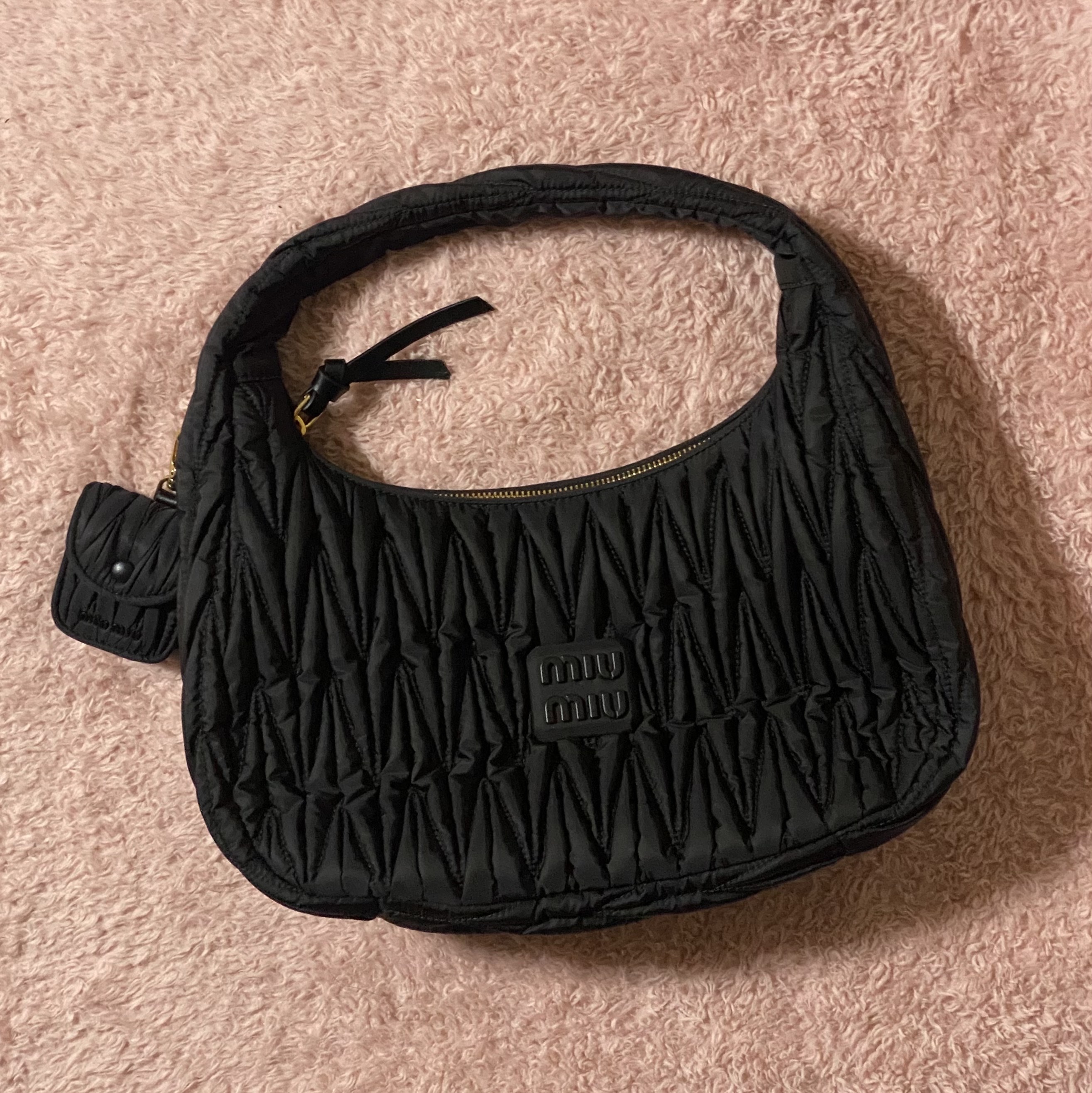 Miu Miu Wander Matelasse Regenerated Nylon Hobo Bag Black 착용 스타일