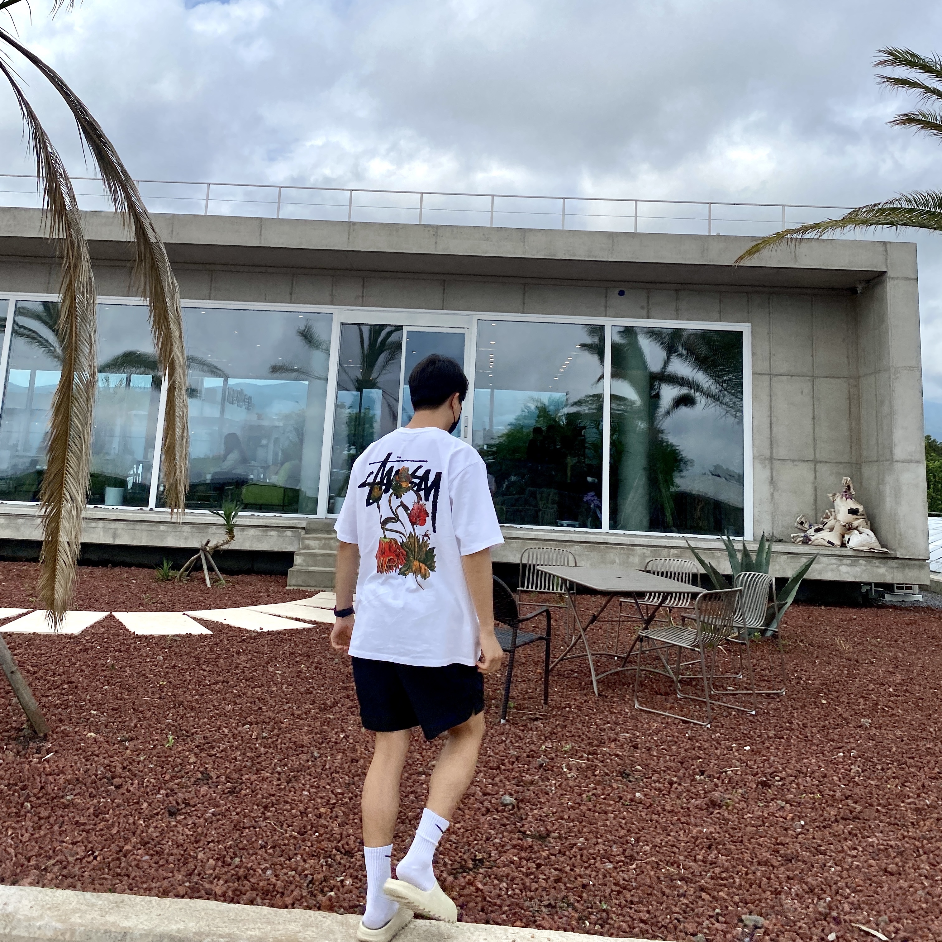 Stussy Withered Flower T-Shirt White, Stussy Stock Water Shorts Black 착용 스타일 - 1