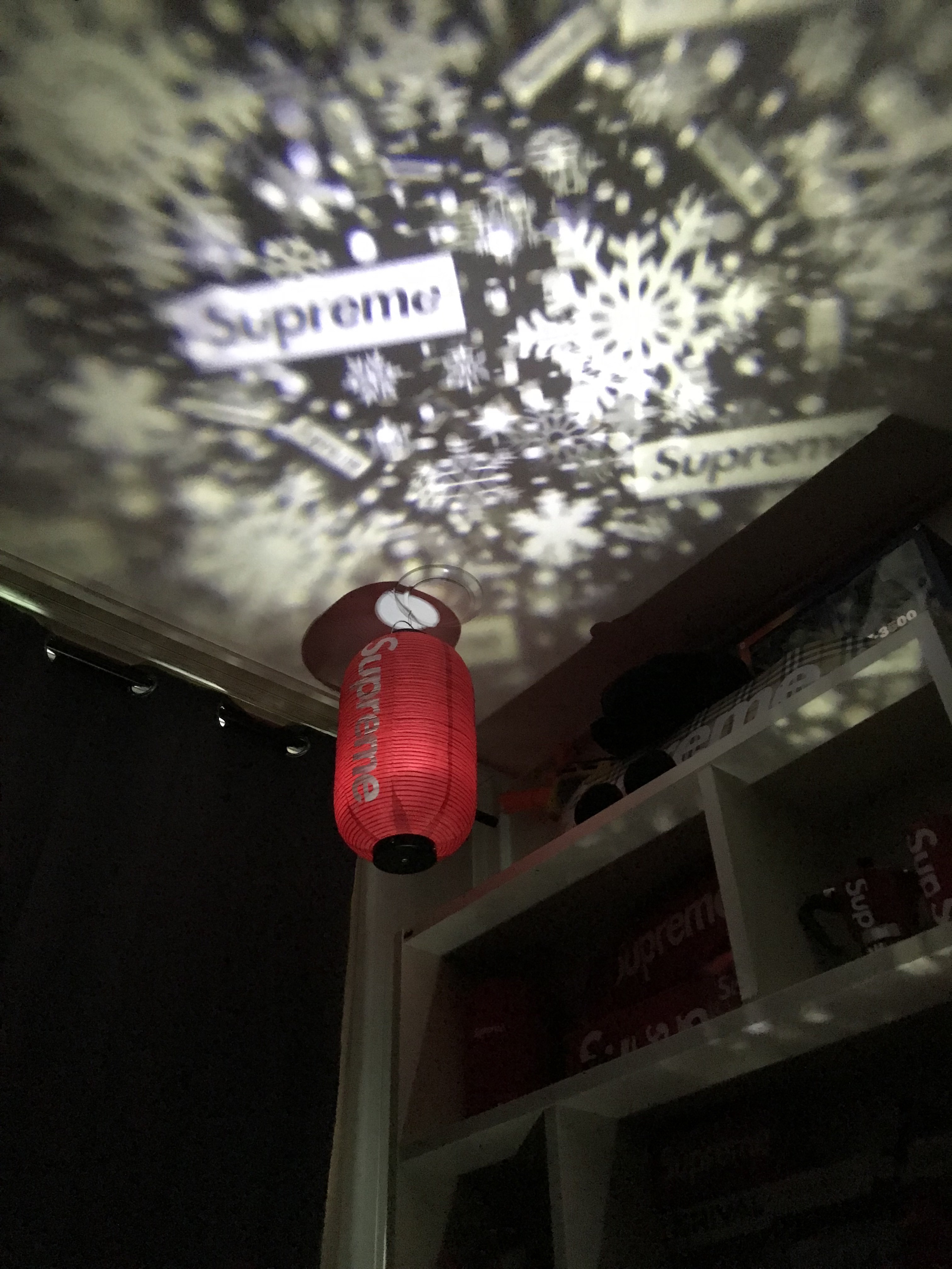 Supreme Hanging Lantern Red - 19FW, Supreme x Burberry Skateboard Deck Beige - 22SS 착용 스타일