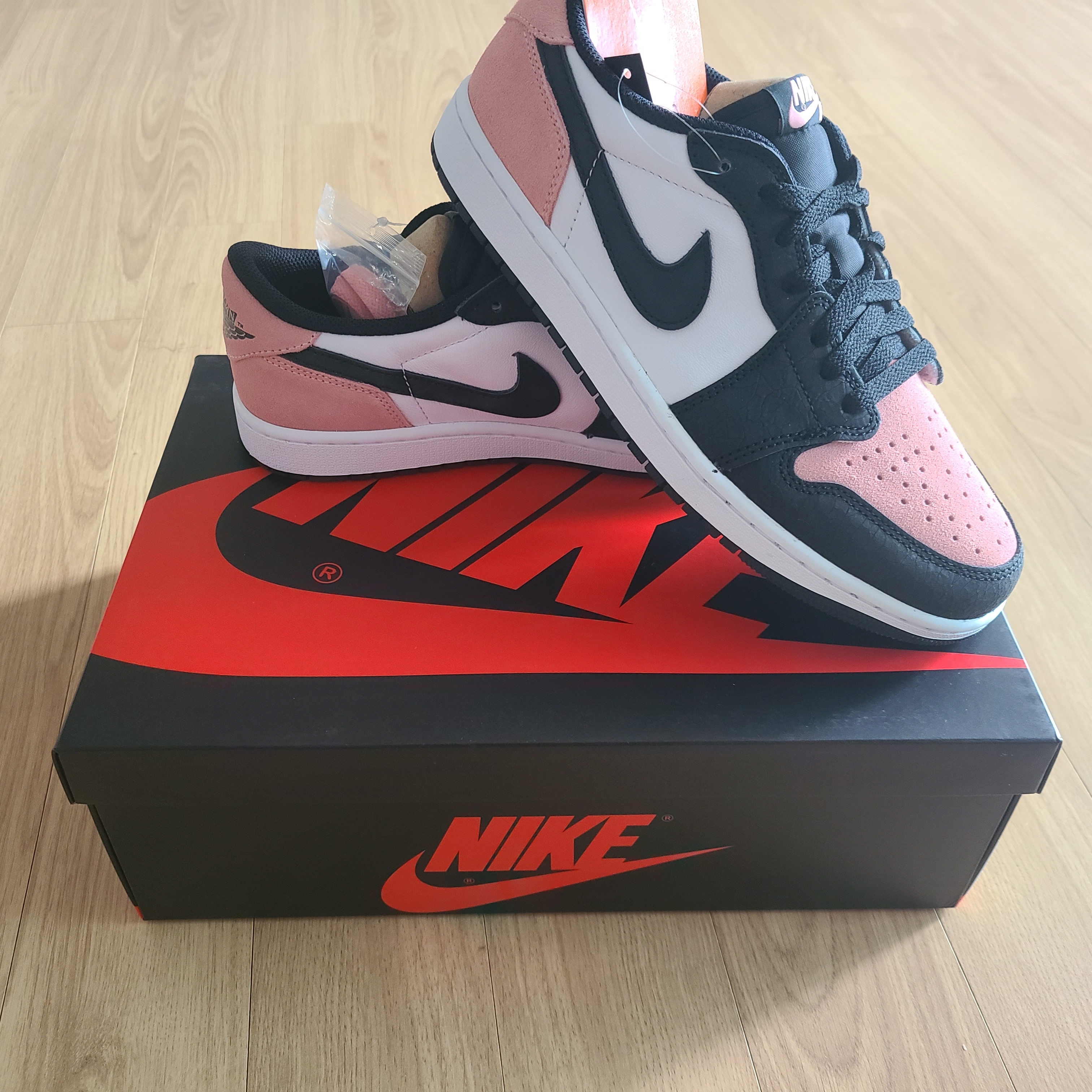 Jordan 1 Retro Low OG Bleached Coral 착용 스타일 - 2