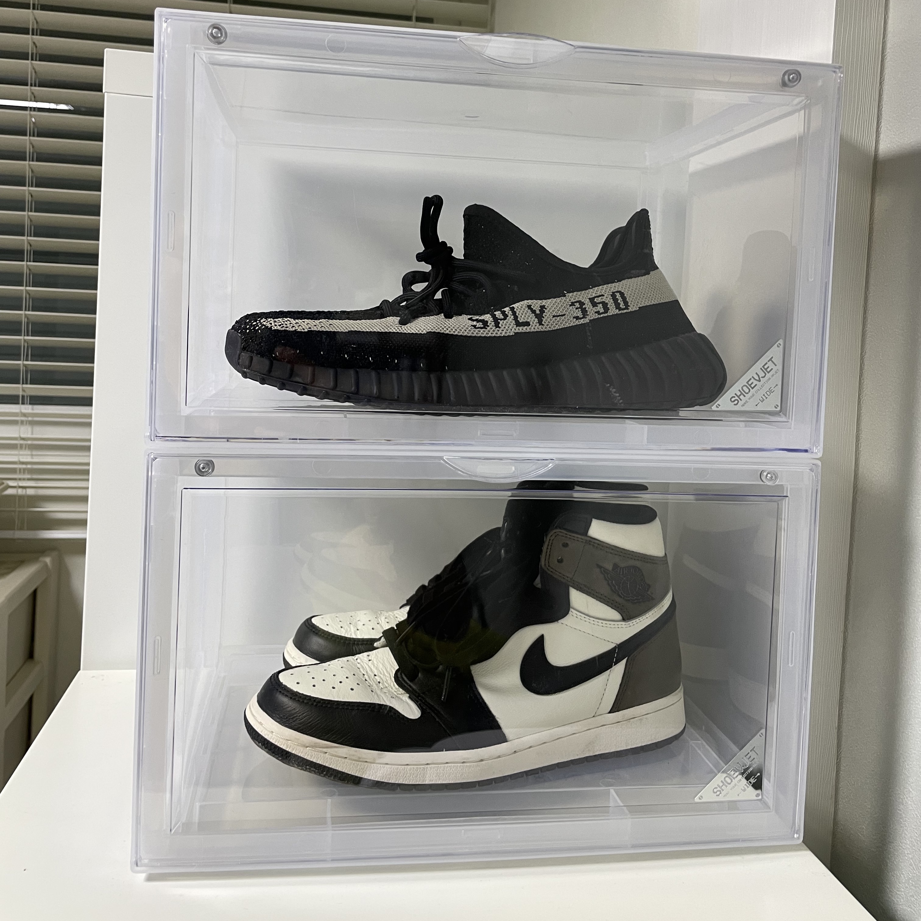 Adidas Yeezy Boost 350 V2 Core Black White 2022, Jordan 1 Retro High OG Black Mocha 착용 스타일