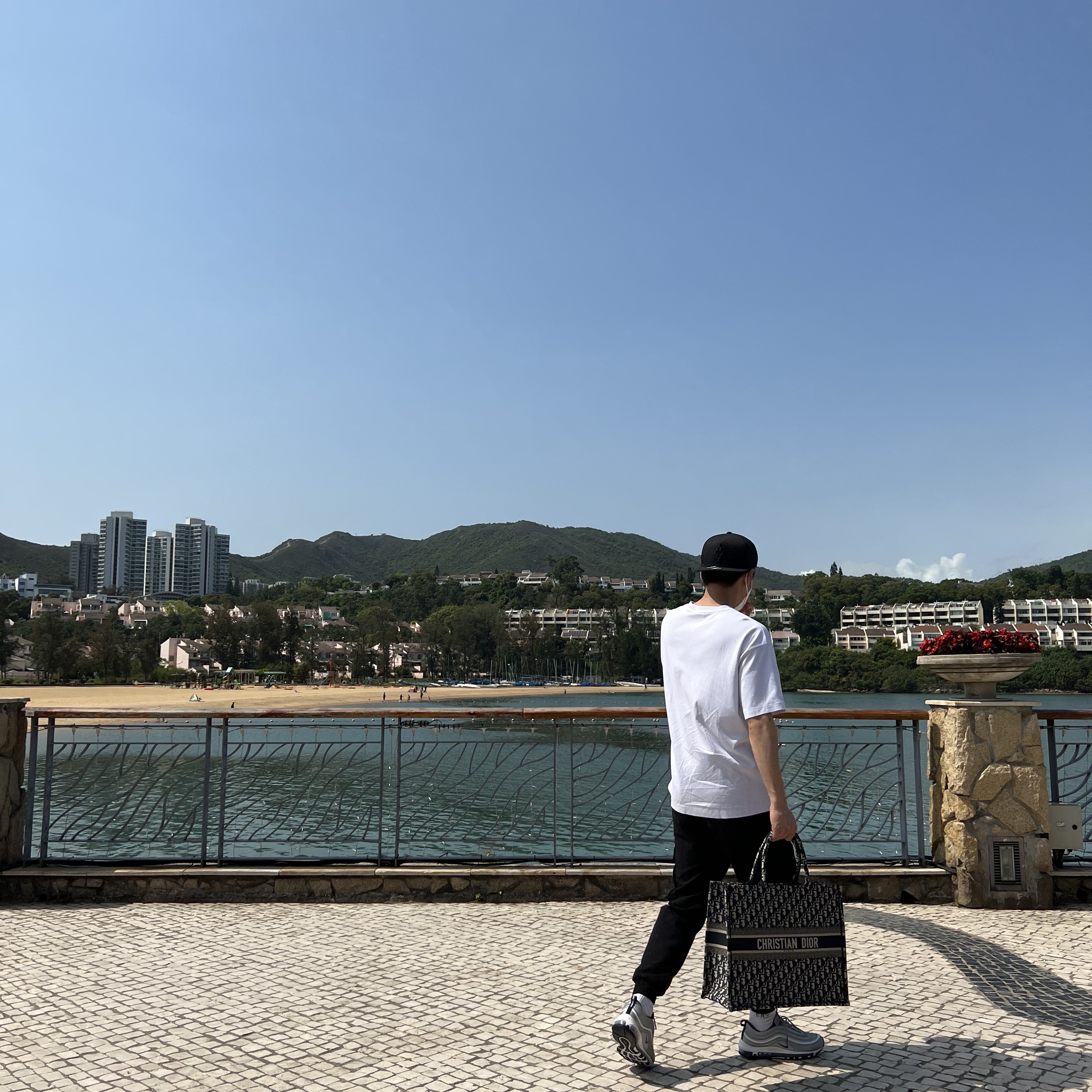 Dior Large Book Tote Blue Dior Oblique Embroidery, Nike Air Max 97 Persian Violet 착용 스타일
