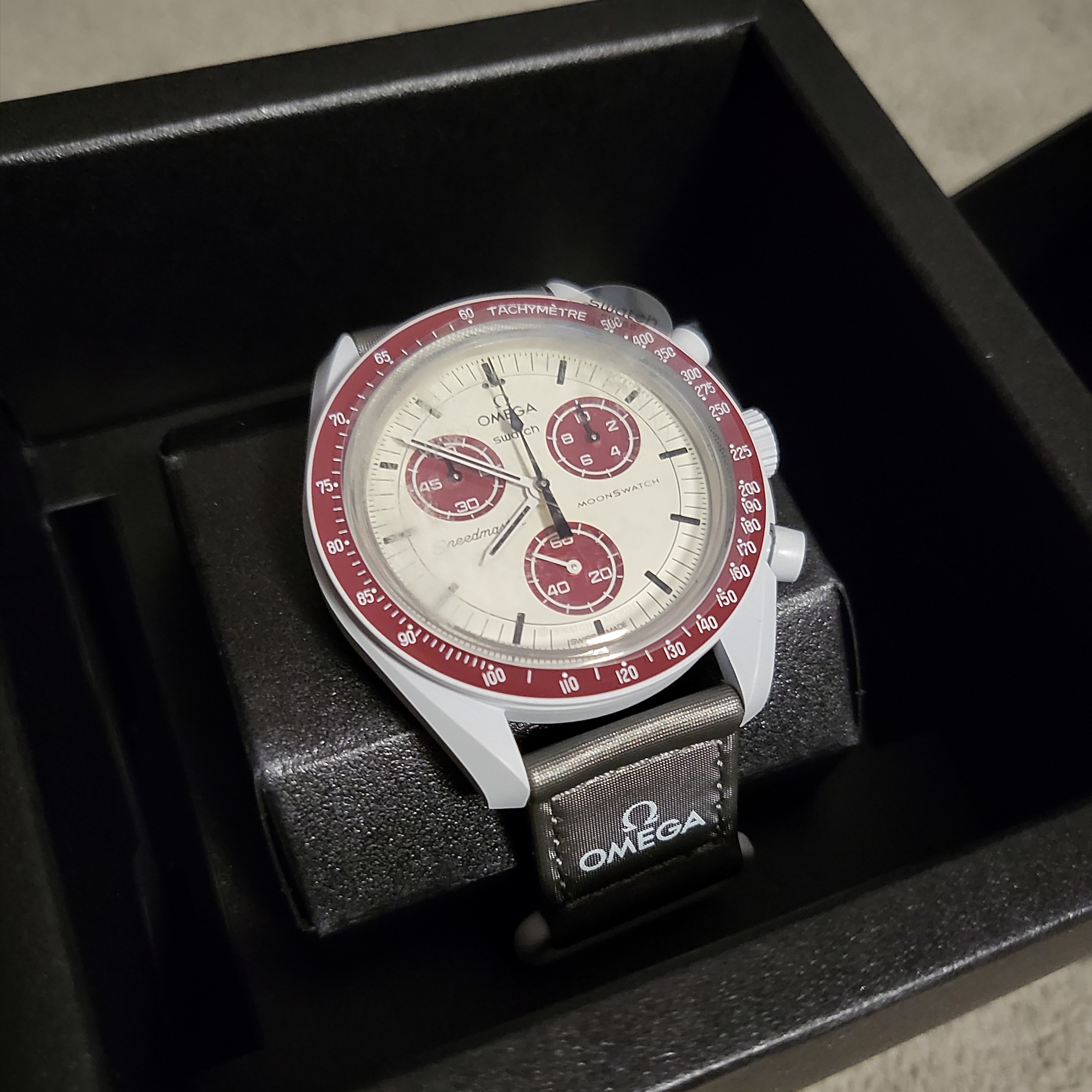 Swatch x Omega Bioceramic MoonSwatch Mission To Pluto 착용 스타일