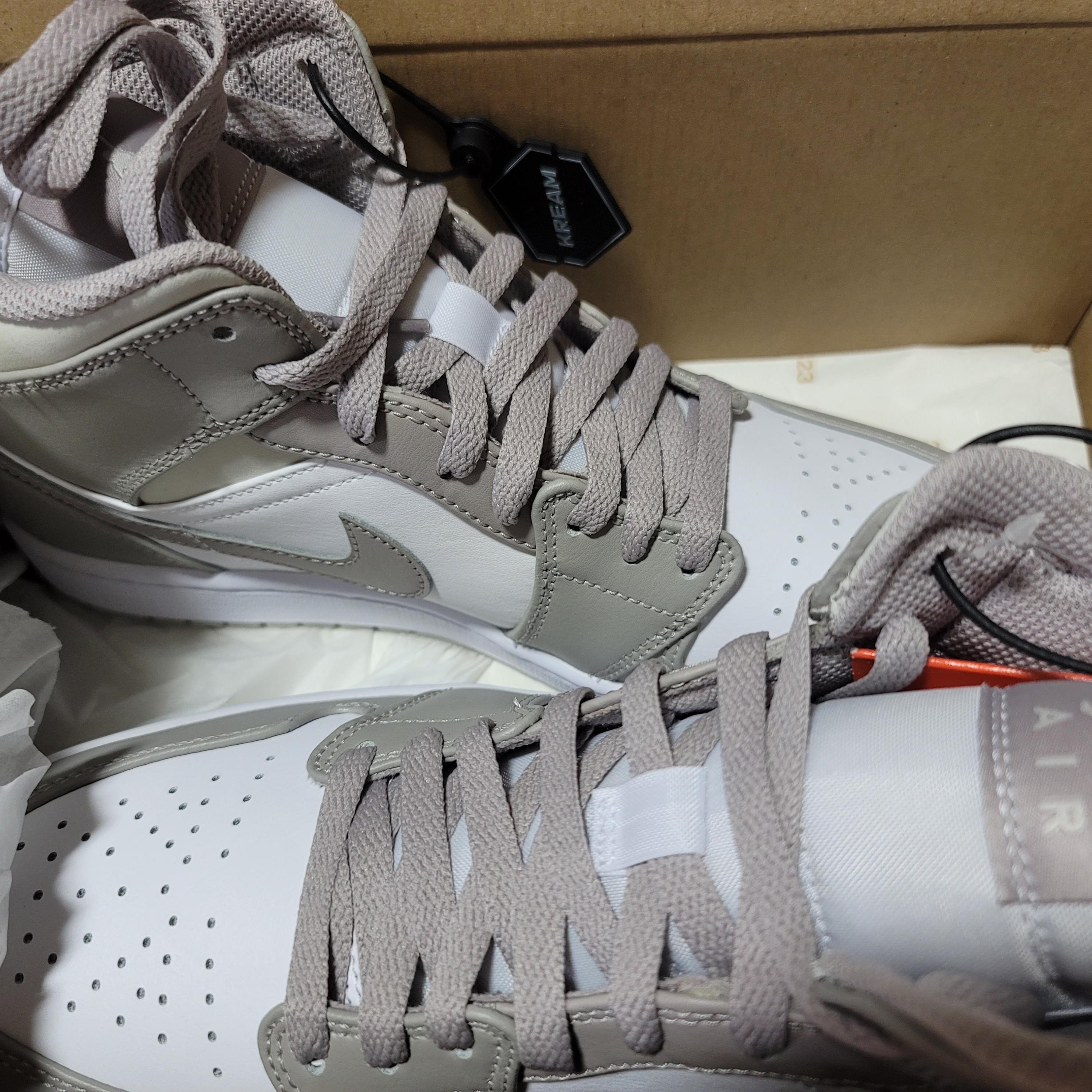 Jordan 1 Mid College Grey 착용 스타일
