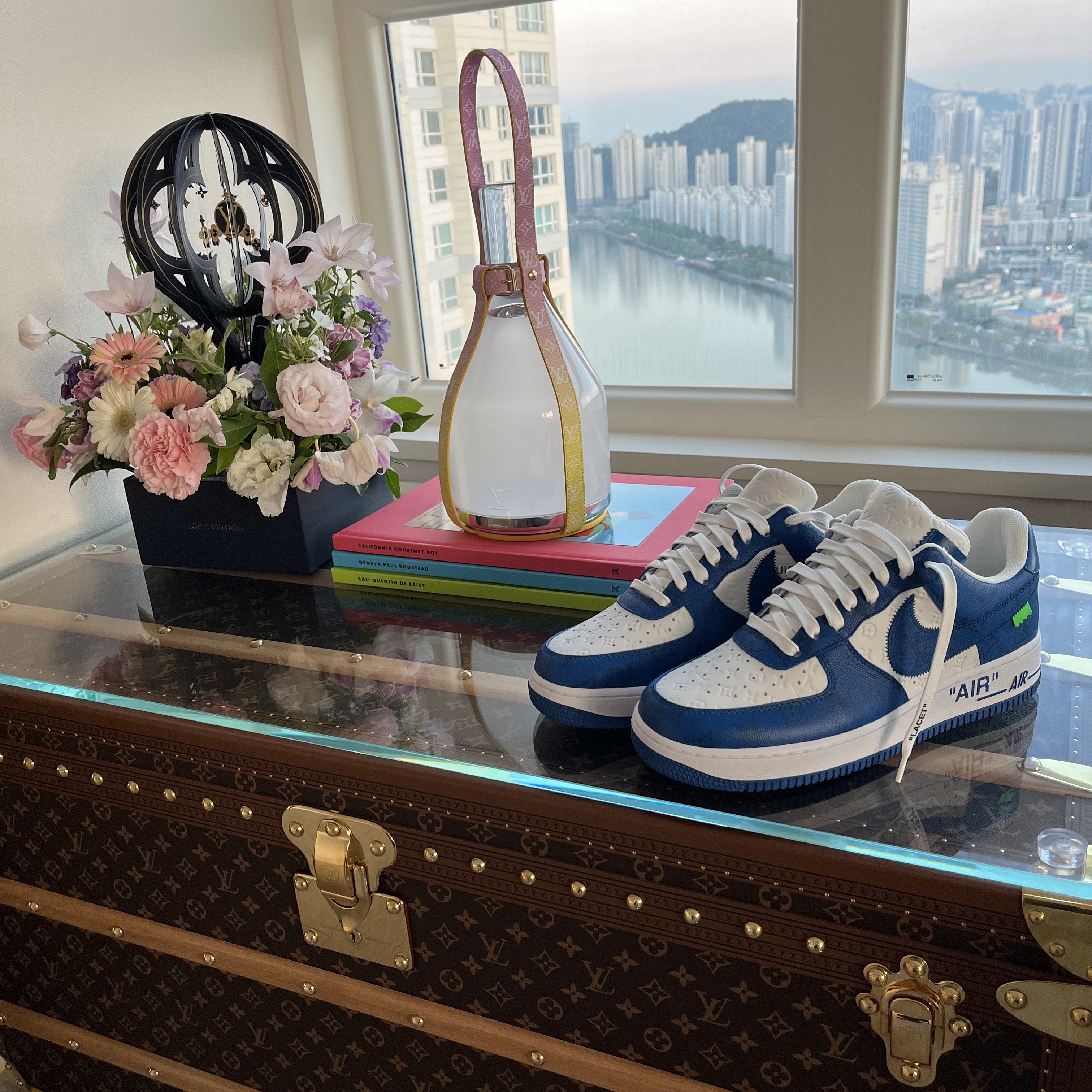 Louis Vuitton x Nike Air Force 1 Low by Virgil Abloh White Team Royal 착용 스타일 - 2
